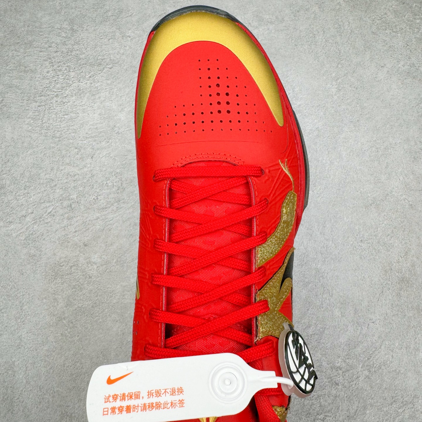 图片[4]-＃灭世/Max NK Kobe 5 Protro\\\”Year of the Mamba\\\” 科比五代 蛇年 大红 HF5182-600 灭世海外球员版 搭载最高工艺标准 版型 外观 细节 用料 不同于市场主流货品 拒绝杀猪套牌纯原套路 欢迎对比品鉴 外观升级点：鞋头冲孔 后跟海绵填充 飞线质感 碳板纹理 纸板对位 悉数升级对标ZP 用料升级点：前掌气垫➕后掌马蹄zoom（增配）澎湃脚感 完美解决正品后掌泡棉衰减问题 版型尺码升级：海外球员版 前掌包裹提升 尺码增加US13 47.5码 适配 职业球员 灭世纯原海外球员版『质 价 比』拉满 拳打杀猪纯原 脚踢一眼假通货 高端外贸渠道口碑爆炸 尺码：39 40 40.5 41 42 42.5 43 44 44.5 45 46 47.5-选品中心