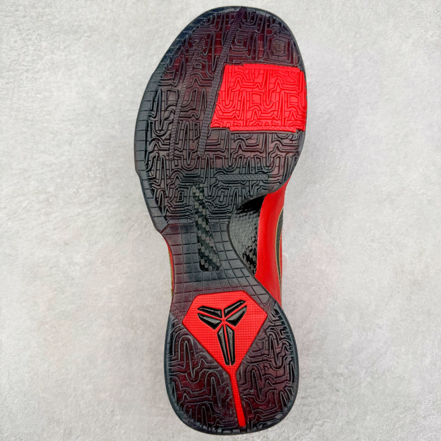 图片[9]-＃灭世/Max NK Kobe 5 Protro\\\”Year of the Mamba\\\” 科比五代 蛇年 大红 HF5182-600 灭世海外球员版 搭载最高工艺标准 版型 外观 细节 用料 不同于市场主流货品 拒绝杀猪套牌纯原套路 欢迎对比品鉴 外观升级点：鞋头冲孔 后跟海绵填充 飞线质感 碳板纹理 纸板对位 悉数升级对标ZP 用料升级点：前掌气垫➕后掌马蹄zoom（增配）澎湃脚感 完美解决正品后掌泡棉衰减问题 版型尺码升级：海外球员版 前掌包裹提升 尺码增加US13 47.5码 适配 职业球员 灭世纯原海外球员版『质 价 比』拉满 拳打杀猪纯原 脚踢一眼假通货 高端外贸渠道口碑爆炸 尺码：39 40 40.5 41 42 42.5 43 44 44.5 45 46 47.5-选品中心