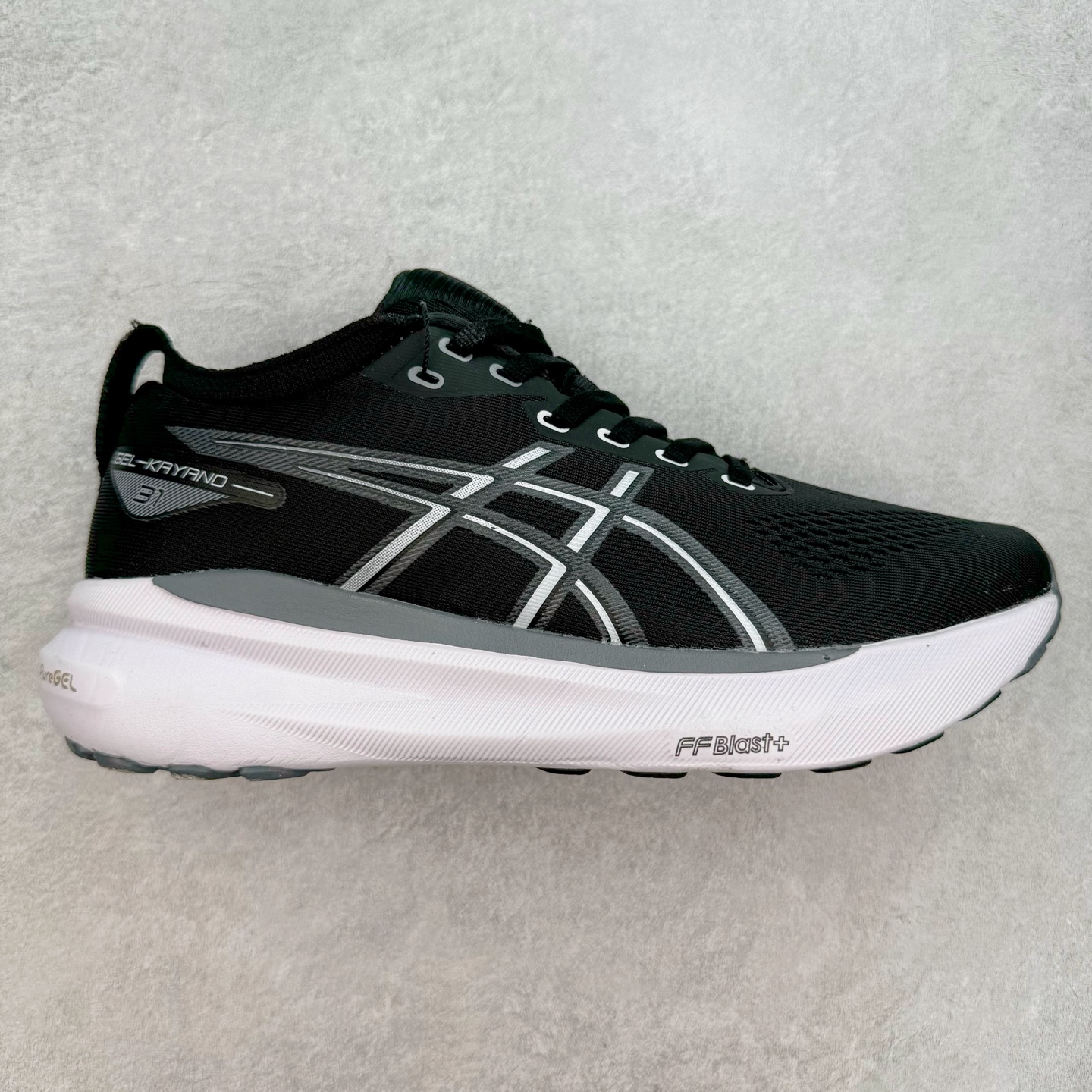 Asics Gel-Kayano 31 亚瑟士卡亚诺31代低帮专业有氧超轻量休闲运动全能慢跑鞋全球知名运动品牌ASICS正式推出新款GEL-KAYANO 31跑鞋，旨在通过全新稳定结构以提升产品可适性，满足跑者的足部稳定需求，让每一位跑者从起跑到结束都能够感受到焕然一新的稳定性与舒适性，从而帮助更多人找到身心平衡，获得自在舒适的健康生活方式。秉持着ASICS亚瑟士的设计哲学，全新一代GEL-KAYANO 31应运而生。为进一步升级产品的稳定性，GEL-KAYANO 31采用了全新4D引导系统，通过内侧稳定装置提升可适性，满足足部稳定需求，帮助足弓迅速返回到平衡位置。作为基于生物力学研究打造的全新稳定结构，4D引导系统不仅提升了跑鞋对双脚的支撑性，它还将人体不同的运动状态纳入设计考量，帮助跑者在多种跑动强度下获得充足的稳定性和理想的舒适度。尺码：36 37 37.5 38 39.5 40 40.5 41.5 42 42.5 43.5 44 44.5 45-选品中心