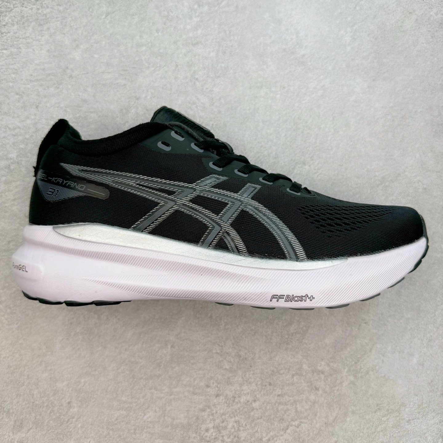Asics Gel-Kayano 31 亚瑟士卡亚诺31代低帮专业有氧超轻量休闲运动全能慢跑鞋全球知名运动品牌ASICS正式推出新款GEL-KAYANO 31跑鞋，旨在通过全新稳定结构以提升产品可适性，满足跑者的足部稳定需求，让每一位跑者从起跑到结束都能够感受到焕然一新的稳定性与舒适性，从而帮助更多人找到身心平衡，获得自在舒适的健康生活方式。秉持着ASICS亚瑟士的设计哲学，全新一代GEL-KAYANO 31应运而生。为进一步升级产品的稳定性，GEL-KAYANO 31采用了全新4D引导系统，通过内侧稳定装置提升可适性，满足足部稳定需求，帮助足弓迅速返回到平衡位置。作为基于生物力学研究打造的全新稳定结构，4D引导系统不仅提升了跑鞋对双脚的支撑性，它还将人体不同的运动状态纳入设计考量，帮助跑者在多种跑动强度下获得充足的稳定性和理想的舒适度。尺码：36 37 37.5 38 39.5 40 40.5 41.5 42 42.5 43.5 44 44.5 45-选品中心