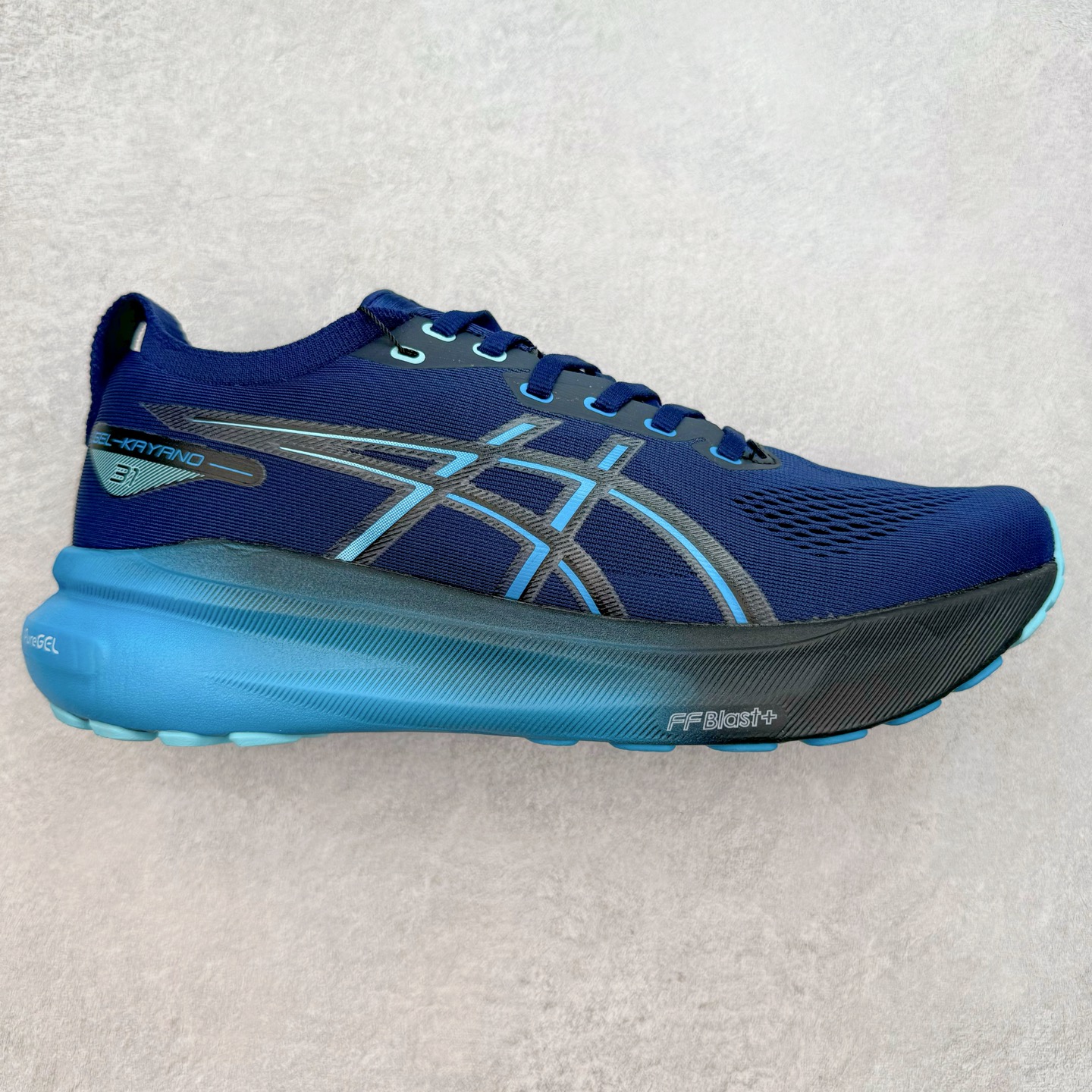 图片[2]-Asics Gel-Kayano 31 亚瑟士卡亚诺31代低帮专业有氧超轻量休闲运动全能慢跑鞋全球知名运动品牌ASICS正式推出新款GEL-KAYANO 31跑鞋，旨在通过全新稳定结构以提升产品可适性，满足跑者的足部稳定需求，让每一位跑者从起跑到结束都能够感受到焕然一新的稳定性与舒适性，从而帮助更多人找到身心平衡，获得自在舒适的健康生活方式。秉持着ASICS亚瑟士的设计哲学，全新一代GEL-KAYANO 31应运而生。为进一步升级产品的稳定性，GEL-KAYANO 31采用了全新4D引导系统，通过内侧稳定装置提升可适性，满足足部稳定需求，帮助足弓迅速返回到平衡位置。作为基于生物力学研究打造的全新稳定结构，4D引导系统不仅提升了跑鞋对双脚的支撑性，它还将人体不同的运动状态纳入设计考量，帮助跑者在多种跑动强度下获得充足的稳定性和理想的舒适度。尺码：36 37 37.5 38 39.5 40 40.5 41.5 42 42.5 43.5 44 44.5 45-选品中心