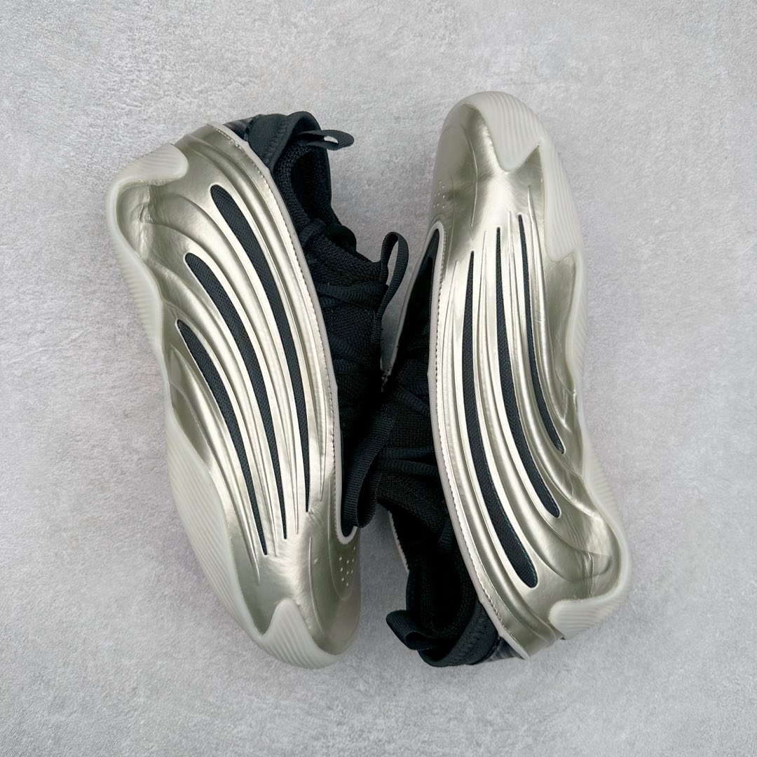 图片[3]-AD Harden Vol. 9 哈登九代签名篮球鞋 JH6488 以来极具未来感与复古风格的简洁设计语言，贯彻了 James Harden 本人在球场内外秉持的「Under No One」的态度与个性。鞋形轮廓采用了流线型设计，且没有多余的线条或元素，营造出一种极具速度感的视觉印象；鞋侧的三条纹在这次则是以野兽抓痕般的形态呈现，进一步强化了鞋款的战斗氛围的同时，更带来强烈的科幻感与战斗氛围。鞋身两侧的三条纹，不仅传达蕴含战斗气息的视觉美感，亦巧妙融入透气板设计提升穿着体验，在激烈赛况中兼顾轻质舒适与时尚气息；在中底部分则采用全掌 Lightboost 科技结合 Y 型抗扭片，为赛场提供轻量化的脚感与卓越的缓震回弹支持；大底分区纹路与外底上翻设计进一步强化抓地力，无论是在变向、突破还是起跳时都能够提供稳固的支撑，满足复杂赛场需求。除了将实战性能与时尚元素融合，Harden Vol 9 亦帮助提升球员的赛场表现的同时，也在场外传递 James Harden 不断进化，不断提升自我的无畏风格。尺码：41 42 42.5 43 44 44.5 45 46-选品中心