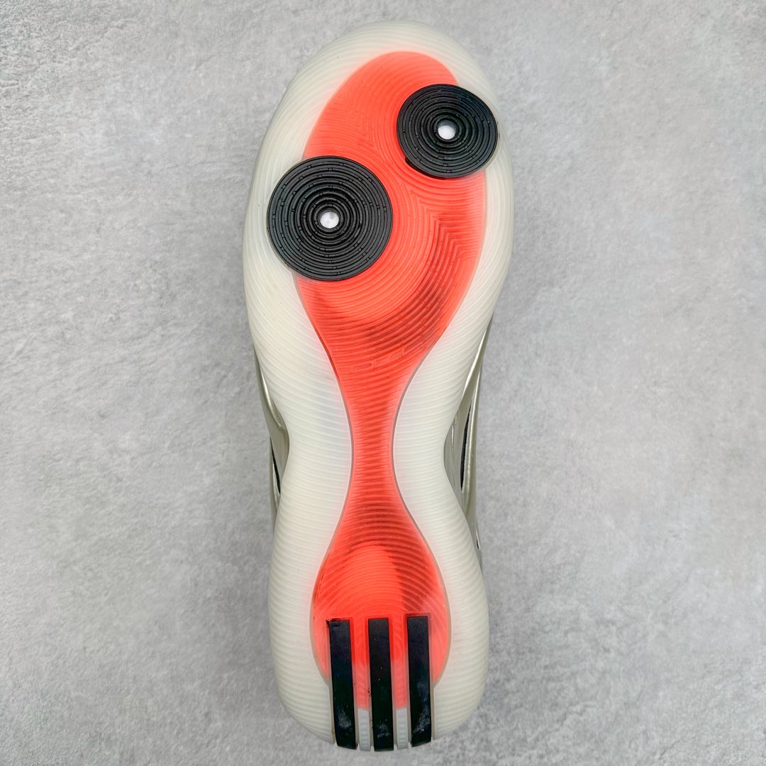 图片[9]-AD Harden Vol. 9 哈登九代签名篮球鞋 JH6488 以来极具未来感与复古风格的简洁设计语言，贯彻了 James Harden 本人在球场内外秉持的「Under No One」的态度与个性。鞋形轮廓采用了流线型设计，且没有多余的线条或元素，营造出一种极具速度感的视觉印象；鞋侧的三条纹在这次则是以野兽抓痕般的形态呈现，进一步强化了鞋款的战斗氛围的同时，更带来强烈的科幻感与战斗氛围。鞋身两侧的三条纹，不仅传达蕴含战斗气息的视觉美感，亦巧妙融入透气板设计提升穿着体验，在激烈赛况中兼顾轻质舒适与时尚气息；在中底部分则采用全掌 Lightboost 科技结合 Y 型抗扭片，为赛场提供轻量化的脚感与卓越的缓震回弹支持；大底分区纹路与外底上翻设计进一步强化抓地力，无论是在变向、突破还是起跳时都能够提供稳固的支撑，满足复杂赛场需求。除了将实战性能与时尚元素融合，Harden Vol 9 亦帮助提升球员的赛场表现的同时，也在场外传递 James Harden 不断进化，不断提升自我的无畏风格。尺码：41 42 42.5 43 44 44.5 45 46-选品中心