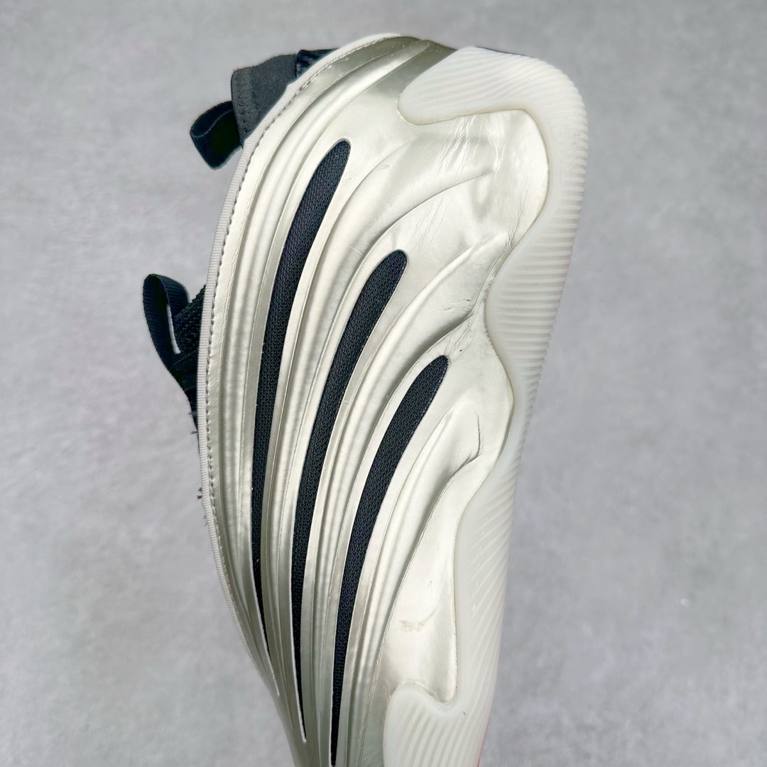 图片[7]-AD Harden Vol. 9 哈登九代签名篮球鞋 JH6488 以来极具未来感与复古风格的简洁设计语言，贯彻了 James Harden 本人在球场内外秉持的「Under No One」的态度与个性。鞋形轮廓采用了流线型设计，且没有多余的线条或元素，营造出一种极具速度感的视觉印象；鞋侧的三条纹在这次则是以野兽抓痕般的形态呈现，进一步强化了鞋款的战斗氛围的同时，更带来强烈的科幻感与战斗氛围。鞋身两侧的三条纹，不仅传达蕴含战斗气息的视觉美感，亦巧妙融入透气板设计提升穿着体验，在激烈赛况中兼顾轻质舒适与时尚气息；在中底部分则采用全掌 Lightboost 科技结合 Y 型抗扭片，为赛场提供轻量化的脚感与卓越的缓震回弹支持；大底分区纹路与外底上翻设计进一步强化抓地力，无论是在变向、突破还是起跳时都能够提供稳固的支撑，满足复杂赛场需求。除了将实战性能与时尚元素融合，Harden Vol 9 亦帮助提升球员的赛场表现的同时，也在场外传递 James Harden 不断进化，不断提升自我的无畏风格。尺码：41 42 42.5 43 44 44.5 45 46-选品中心