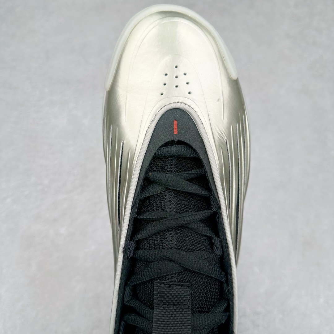 图片[4]-AD Harden Vol. 9 哈登九代签名篮球鞋 JH6488 以来极具未来感与复古风格的简洁设计语言，贯彻了 James Harden 本人在球场内外秉持的「Under No One」的态度与个性。鞋形轮廓采用了流线型设计，且没有多余的线条或元素，营造出一种极具速度感的视觉印象；鞋侧的三条纹在这次则是以野兽抓痕般的形态呈现，进一步强化了鞋款的战斗氛围的同时，更带来强烈的科幻感与战斗氛围。鞋身两侧的三条纹，不仅传达蕴含战斗气息的视觉美感，亦巧妙融入透气板设计提升穿着体验，在激烈赛况中兼顾轻质舒适与时尚气息；在中底部分则采用全掌 Lightboost 科技结合 Y 型抗扭片，为赛场提供轻量化的脚感与卓越的缓震回弹支持；大底分区纹路与外底上翻设计进一步强化抓地力，无论是在变向、突破还是起跳时都能够提供稳固的支撑，满足复杂赛场需求。除了将实战性能与时尚元素融合，Harden Vol 9 亦帮助提升球员的赛场表现的同时，也在场外传递 James Harden 不断进化，不断提升自我的无畏风格。尺码：41 42 42.5 43 44 44.5 45 46-选品中心