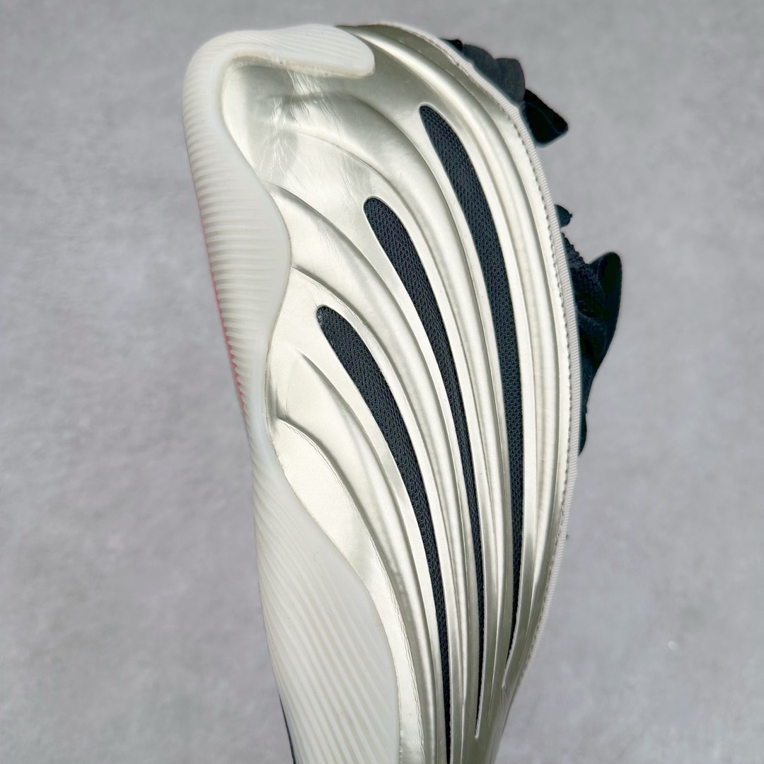 图片[6]-AD Harden Vol. 9 哈登九代签名篮球鞋 JH6488 以来极具未来感与复古风格的简洁设计语言，贯彻了 James Harden 本人在球场内外秉持的「Under No One」的态度与个性。鞋形轮廓采用了流线型设计，且没有多余的线条或元素，营造出一种极具速度感的视觉印象；鞋侧的三条纹在这次则是以野兽抓痕般的形态呈现，进一步强化了鞋款的战斗氛围的同时，更带来强烈的科幻感与战斗氛围。鞋身两侧的三条纹，不仅传达蕴含战斗气息的视觉美感，亦巧妙融入透气板设计提升穿着体验，在激烈赛况中兼顾轻质舒适与时尚气息；在中底部分则采用全掌 Lightboost 科技结合 Y 型抗扭片，为赛场提供轻量化的脚感与卓越的缓震回弹支持；大底分区纹路与外底上翻设计进一步强化抓地力，无论是在变向、突破还是起跳时都能够提供稳固的支撑，满足复杂赛场需求。除了将实战性能与时尚元素融合，Harden Vol 9 亦帮助提升球员的赛场表现的同时，也在场外传递 James Harden 不断进化，不断提升自我的无畏风格。尺码：41 42 42.5 43 44 44.5 45 46-选品中心