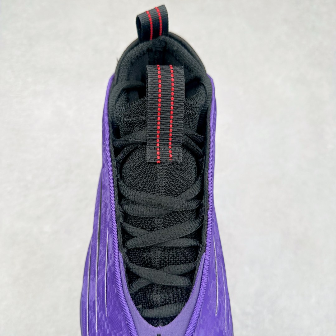 图片[5]-AD Harden Vol. 9 哈登九代签名篮球鞋 JH6489 以来极具未来感与复古风格的简洁设计语言，贯彻了 James Harden 本人在球场内外秉持的「Under No One」的态度与个性。鞋形轮廓采用了流线型设计，且没有多余的线条或元素，营造出一种极具速度感的视觉印象；鞋侧的三条纹在这次则是以野兽抓痕般的形态呈现，进一步强化了鞋款的战斗氛围的同时，更带来强烈的科幻感与战斗氛围。鞋身两侧的三条纹，不仅传达蕴含战斗气息的视觉美感，亦巧妙融入透气板设计提升穿着体验，在激烈赛况中兼顾轻质舒适与时尚气息；在中底部分则采用全掌 Lightboost 科技结合 Y 型抗扭片，为赛场提供轻量化的脚感与卓越的缓震回弹支持；大底分区纹路与外底上翻设计进一步强化抓地力，无论是在变向、突破还是起跳时都能够提供稳固的支撑，满足复杂赛场需求。除了将实战性能与时尚元素融合，Harden Vol 9 亦帮助提升球员的赛场表现的同时，也在场外传递 James Harden 不断进化，不断提升自我的无畏风格。尺码：41 42 42.5 43 44 44.5 45 46-选品中心