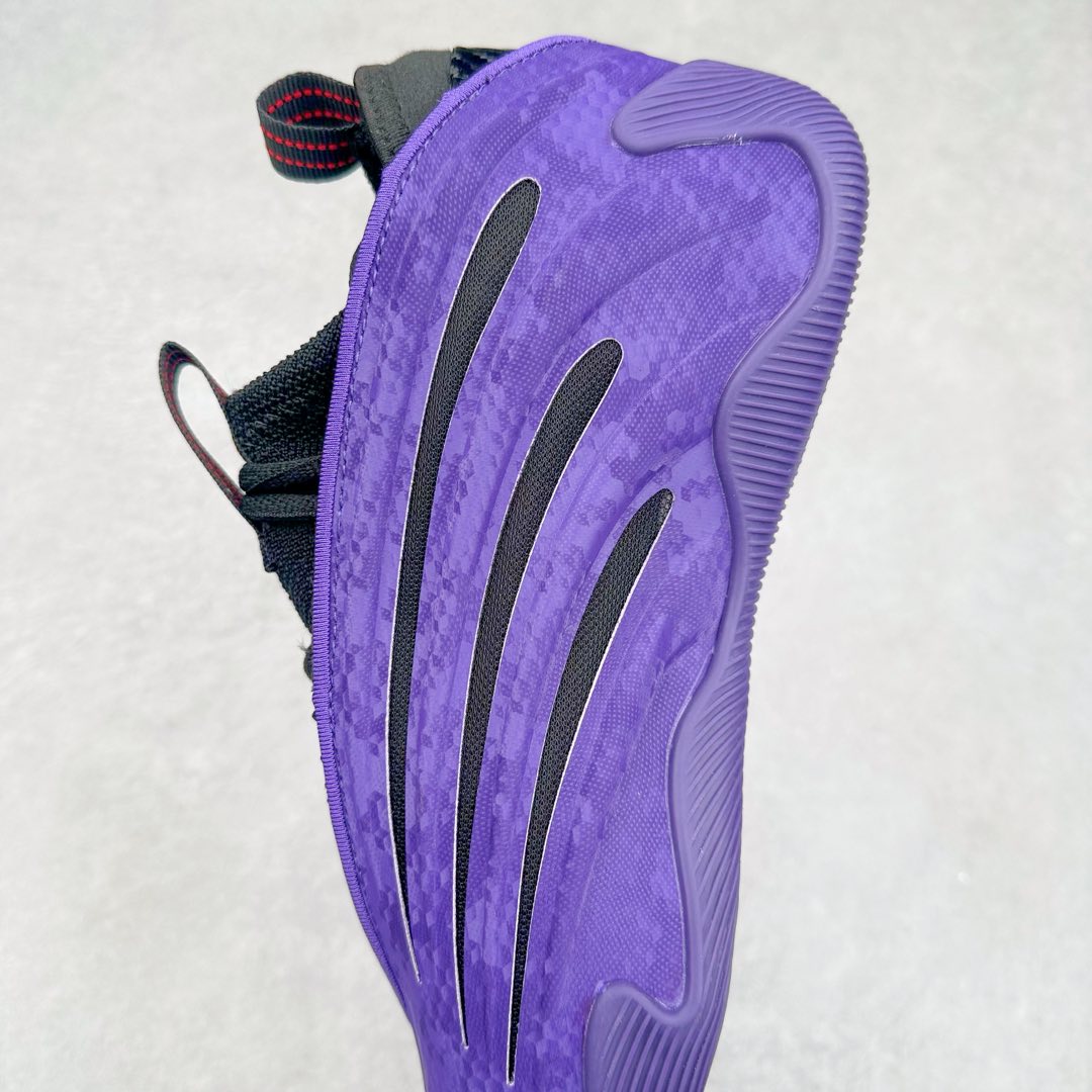 图片[7]-AD Harden Vol. 9 哈登九代签名篮球鞋 JH6489 以来极具未来感与复古风格的简洁设计语言，贯彻了 James Harden 本人在球场内外秉持的「Under No One」的态度与个性。鞋形轮廓采用了流线型设计，且没有多余的线条或元素，营造出一种极具速度感的视觉印象；鞋侧的三条纹在这次则是以野兽抓痕般的形态呈现，进一步强化了鞋款的战斗氛围的同时，更带来强烈的科幻感与战斗氛围。鞋身两侧的三条纹，不仅传达蕴含战斗气息的视觉美感，亦巧妙融入透气板设计提升穿着体验，在激烈赛况中兼顾轻质舒适与时尚气息；在中底部分则采用全掌 Lightboost 科技结合 Y 型抗扭片，为赛场提供轻量化的脚感与卓越的缓震回弹支持；大底分区纹路与外底上翻设计进一步强化抓地力，无论是在变向、突破还是起跳时都能够提供稳固的支撑，满足复杂赛场需求。除了将实战性能与时尚元素融合，Harden Vol 9 亦帮助提升球员的赛场表现的同时，也在场外传递 James Harden 不断进化，不断提升自我的无畏风格。尺码：41 42 42.5 43 44 44.5 45 46-选品中心