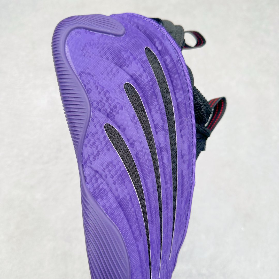 图片[6]-AD Harden Vol. 9 哈登九代签名篮球鞋 JH6489 以来极具未来感与复古风格的简洁设计语言，贯彻了 James Harden 本人在球场内外秉持的「Under No One」的态度与个性。鞋形轮廓采用了流线型设计，且没有多余的线条或元素，营造出一种极具速度感的视觉印象；鞋侧的三条纹在这次则是以野兽抓痕般的形态呈现，进一步强化了鞋款的战斗氛围的同时，更带来强烈的科幻感与战斗氛围。鞋身两侧的三条纹，不仅传达蕴含战斗气息的视觉美感，亦巧妙融入透气板设计提升穿着体验，在激烈赛况中兼顾轻质舒适与时尚气息；在中底部分则采用全掌 Lightboost 科技结合 Y 型抗扭片，为赛场提供轻量化的脚感与卓越的缓震回弹支持；大底分区纹路与外底上翻设计进一步强化抓地力，无论是在变向、突破还是起跳时都能够提供稳固的支撑，满足复杂赛场需求。除了将实战性能与时尚元素融合，Harden Vol 9 亦帮助提升球员的赛场表现的同时，也在场外传递 James Harden 不断进化，不断提升自我的无畏风格。尺码：41 42 42.5 43 44 44.5 45 46-选品中心