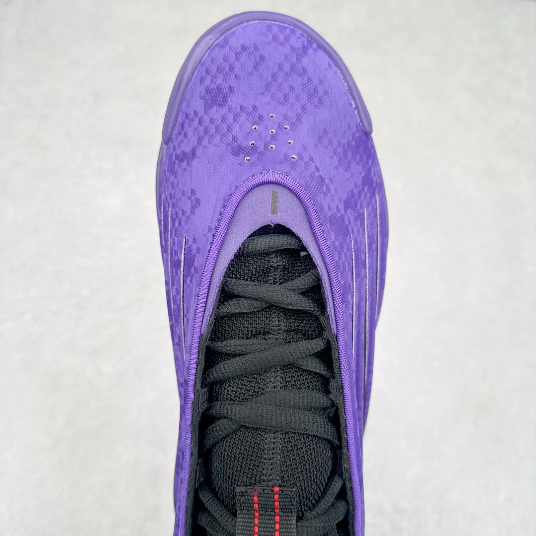 图片[4]-AD Harden Vol. 9 哈登九代签名篮球鞋 JH6489 以来极具未来感与复古风格的简洁设计语言，贯彻了 James Harden 本人在球场内外秉持的「Under No One」的态度与个性。鞋形轮廓采用了流线型设计，且没有多余的线条或元素，营造出一种极具速度感的视觉印象；鞋侧的三条纹在这次则是以野兽抓痕般的形态呈现，进一步强化了鞋款的战斗氛围的同时，更带来强烈的科幻感与战斗氛围。鞋身两侧的三条纹，不仅传达蕴含战斗气息的视觉美感，亦巧妙融入透气板设计提升穿着体验，在激烈赛况中兼顾轻质舒适与时尚气息；在中底部分则采用全掌 Lightboost 科技结合 Y 型抗扭片，为赛场提供轻量化的脚感与卓越的缓震回弹支持；大底分区纹路与外底上翻设计进一步强化抓地力，无论是在变向、突破还是起跳时都能够提供稳固的支撑，满足复杂赛场需求。除了将实战性能与时尚元素融合，Harden Vol 9 亦帮助提升球员的赛场表现的同时，也在场外传递 James Harden 不断进化，不断提升自我的无畏风格。尺码：41 42 42.5 43 44 44.5 45 46-选品中心