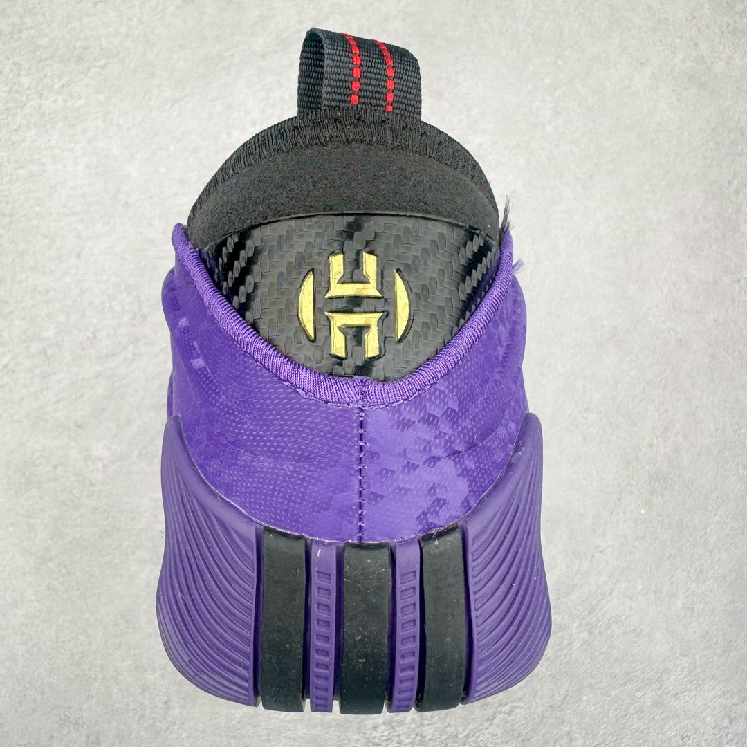 图片[8]-AD Harden Vol. 9 哈登九代签名篮球鞋 JH6489 以来极具未来感与复古风格的简洁设计语言，贯彻了 James Harden 本人在球场内外秉持的「Under No One」的态度与个性。鞋形轮廓采用了流线型设计，且没有多余的线条或元素，营造出一种极具速度感的视觉印象；鞋侧的三条纹在这次则是以野兽抓痕般的形态呈现，进一步强化了鞋款的战斗氛围的同时，更带来强烈的科幻感与战斗氛围。鞋身两侧的三条纹，不仅传达蕴含战斗气息的视觉美感，亦巧妙融入透气板设计提升穿着体验，在激烈赛况中兼顾轻质舒适与时尚气息；在中底部分则采用全掌 Lightboost 科技结合 Y 型抗扭片，为赛场提供轻量化的脚感与卓越的缓震回弹支持；大底分区纹路与外底上翻设计进一步强化抓地力，无论是在变向、突破还是起跳时都能够提供稳固的支撑，满足复杂赛场需求。除了将实战性能与时尚元素融合，Harden Vol 9 亦帮助提升球员的赛场表现的同时，也在场外传递 James Harden 不断进化，不断提升自我的无畏风格。尺码：41 42 42.5 43 44 44.5 45 46-选品中心