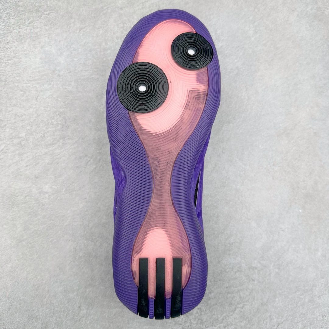 图片[9]-AD Harden Vol. 9 哈登九代签名篮球鞋 JH6489 以来极具未来感与复古风格的简洁设计语言，贯彻了 James Harden 本人在球场内外秉持的「Under No One」的态度与个性。鞋形轮廓采用了流线型设计，且没有多余的线条或元素，营造出一种极具速度感的视觉印象；鞋侧的三条纹在这次则是以野兽抓痕般的形态呈现，进一步强化了鞋款的战斗氛围的同时，更带来强烈的科幻感与战斗氛围。鞋身两侧的三条纹，不仅传达蕴含战斗气息的视觉美感，亦巧妙融入透气板设计提升穿着体验，在激烈赛况中兼顾轻质舒适与时尚气息；在中底部分则采用全掌 Lightboost 科技结合 Y 型抗扭片，为赛场提供轻量化的脚感与卓越的缓震回弹支持；大底分区纹路与外底上翻设计进一步强化抓地力，无论是在变向、突破还是起跳时都能够提供稳固的支撑，满足复杂赛场需求。除了将实战性能与时尚元素融合，Harden Vol 9 亦帮助提升球员的赛场表现的同时，也在场外传递 James Harden 不断进化，不断提升自我的无畏风格。尺码：41 42 42.5 43 44 44.5 45 46-选品中心