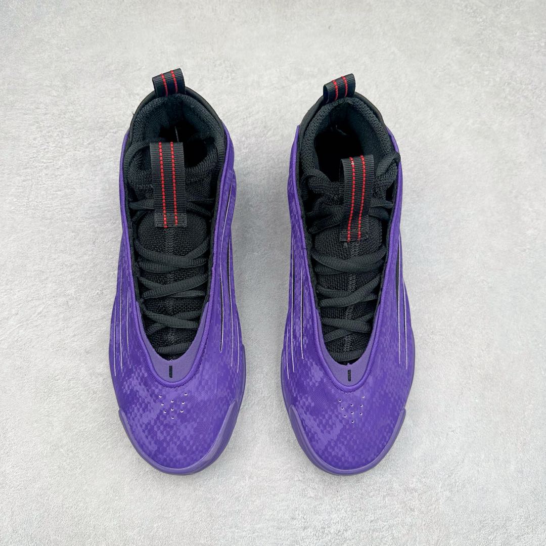 图片[2]-AD Harden Vol. 9 哈登九代签名篮球鞋 JH6489 以来极具未来感与复古风格的简洁设计语言，贯彻了 James Harden 本人在球场内外秉持的「Under No One」的态度与个性。鞋形轮廓采用了流线型设计，且没有多余的线条或元素，营造出一种极具速度感的视觉印象；鞋侧的三条纹在这次则是以野兽抓痕般的形态呈现，进一步强化了鞋款的战斗氛围的同时，更带来强烈的科幻感与战斗氛围。鞋身两侧的三条纹，不仅传达蕴含战斗气息的视觉美感，亦巧妙融入透气板设计提升穿着体验，在激烈赛况中兼顾轻质舒适与时尚气息；在中底部分则采用全掌 Lightboost 科技结合 Y 型抗扭片，为赛场提供轻量化的脚感与卓越的缓震回弹支持；大底分区纹路与外底上翻设计进一步强化抓地力，无论是在变向、突破还是起跳时都能够提供稳固的支撑，满足复杂赛场需求。除了将实战性能与时尚元素融合，Harden Vol 9 亦帮助提升球员的赛场表现的同时，也在场外传递 James Harden 不断进化，不断提升自我的无畏风格。尺码：41 42 42.5 43 44 44.5 45 46-选品中心