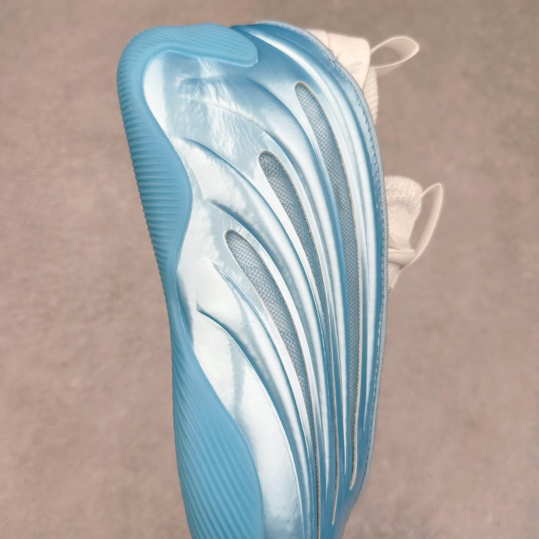 图片[6]-AD Harden Vol. 9 哈登九代签名篮球鞋 JH6485 以来极具未来感与复古风格的简洁设计语言，贯彻了 James Harden 本人在球场内外秉持的「Under No One」的态度与个性。鞋形轮廓采用了流线型设计，且没有多余的线条或元素，营造出一种极具速度感的视觉印象；鞋侧的三条纹在这次则是以野兽抓痕般的形态呈现，进一步强化了鞋款的战斗氛围的同时，更带来强烈的科幻感与战斗氛围。鞋身两侧的三条纹，不仅传达蕴含战斗气息的视觉美感，亦巧妙融入透气板设计提升穿着体验，在激烈赛况中兼顾轻质舒适与时尚气息；在中底部分则采用全掌 Lightboost 科技结合 Y 型抗扭片，为赛场提供轻量化的脚感与卓越的缓震回弹支持；大底分区纹路与外底上翻设计进一步强化抓地力，无论是在变向、突破还是起跳时都能够提供稳固的支撑，满足复杂赛场需求。除了将实战性能与时尚元素融合，Harden Vol 9 亦帮助提升球员的赛场表现的同时，也在场外传递 James Harden 不断进化，不断提升自我的无畏风格。尺码：41 42 42.5 43 44 44.5 45 46-选品中心