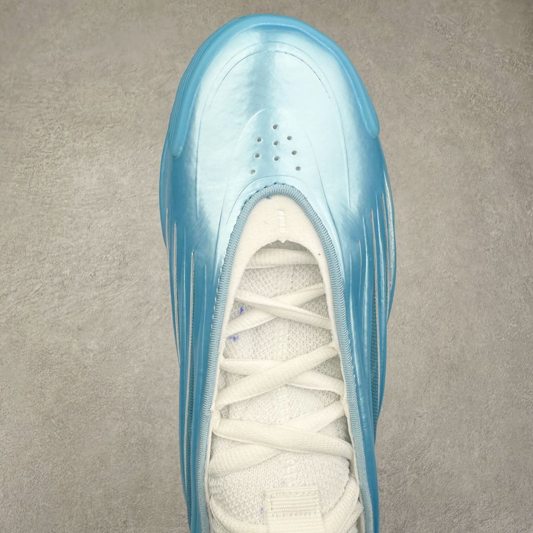 图片[4]-AD Harden Vol. 9 哈登九代签名篮球鞋 JH6485 以来极具未来感与复古风格的简洁设计语言，贯彻了 James Harden 本人在球场内外秉持的「Under No One」的态度与个性。鞋形轮廓采用了流线型设计，且没有多余的线条或元素，营造出一种极具速度感的视觉印象；鞋侧的三条纹在这次则是以野兽抓痕般的形态呈现，进一步强化了鞋款的战斗氛围的同时，更带来强烈的科幻感与战斗氛围。鞋身两侧的三条纹，不仅传达蕴含战斗气息的视觉美感，亦巧妙融入透气板设计提升穿着体验，在激烈赛况中兼顾轻质舒适与时尚气息；在中底部分则采用全掌 Lightboost 科技结合 Y 型抗扭片，为赛场提供轻量化的脚感与卓越的缓震回弹支持；大底分区纹路与外底上翻设计进一步强化抓地力，无论是在变向、突破还是起跳时都能够提供稳固的支撑，满足复杂赛场需求。除了将实战性能与时尚元素融合，Harden Vol 9 亦帮助提升球员的赛场表现的同时，也在场外传递 James Harden 不断进化，不断提升自我的无畏风格。尺码：41 42 42.5 43 44 44.5 45 46-选品中心