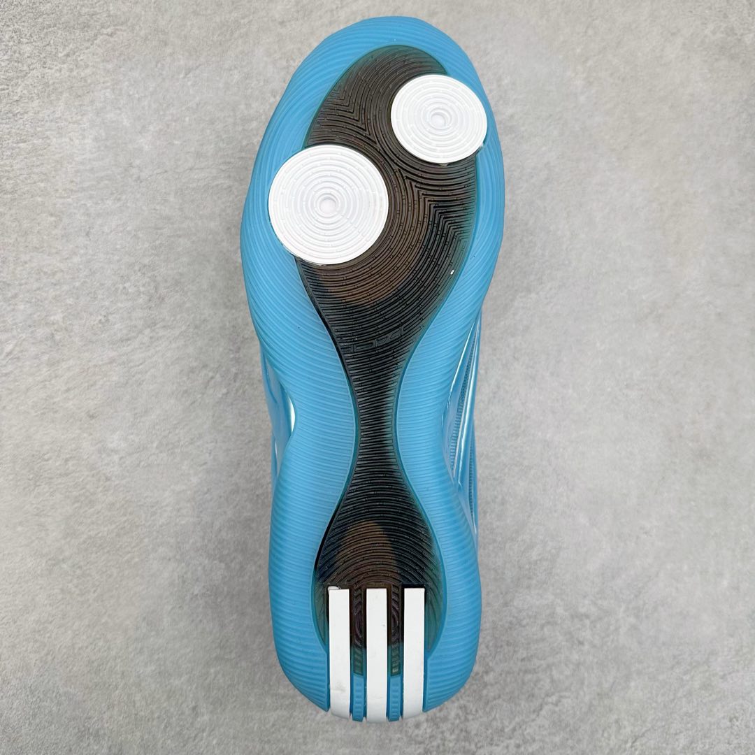 图片[9]-AD Harden Vol. 9 哈登九代签名篮球鞋 JH6485 以来极具未来感与复古风格的简洁设计语言，贯彻了 James Harden 本人在球场内外秉持的「Under No One」的态度与个性。鞋形轮廓采用了流线型设计，且没有多余的线条或元素，营造出一种极具速度感的视觉印象；鞋侧的三条纹在这次则是以野兽抓痕般的形态呈现，进一步强化了鞋款的战斗氛围的同时，更带来强烈的科幻感与战斗氛围。鞋身两侧的三条纹，不仅传达蕴含战斗气息的视觉美感，亦巧妙融入透气板设计提升穿着体验，在激烈赛况中兼顾轻质舒适与时尚气息；在中底部分则采用全掌 Lightboost 科技结合 Y 型抗扭片，为赛场提供轻量化的脚感与卓越的缓震回弹支持；大底分区纹路与外底上翻设计进一步强化抓地力，无论是在变向、突破还是起跳时都能够提供稳固的支撑，满足复杂赛场需求。除了将实战性能与时尚元素融合，Harden Vol 9 亦帮助提升球员的赛场表现的同时，也在场外传递 James Harden 不断进化，不断提升自我的无畏风格。尺码：41 42 42.5 43 44 44.5 45 46-选品中心