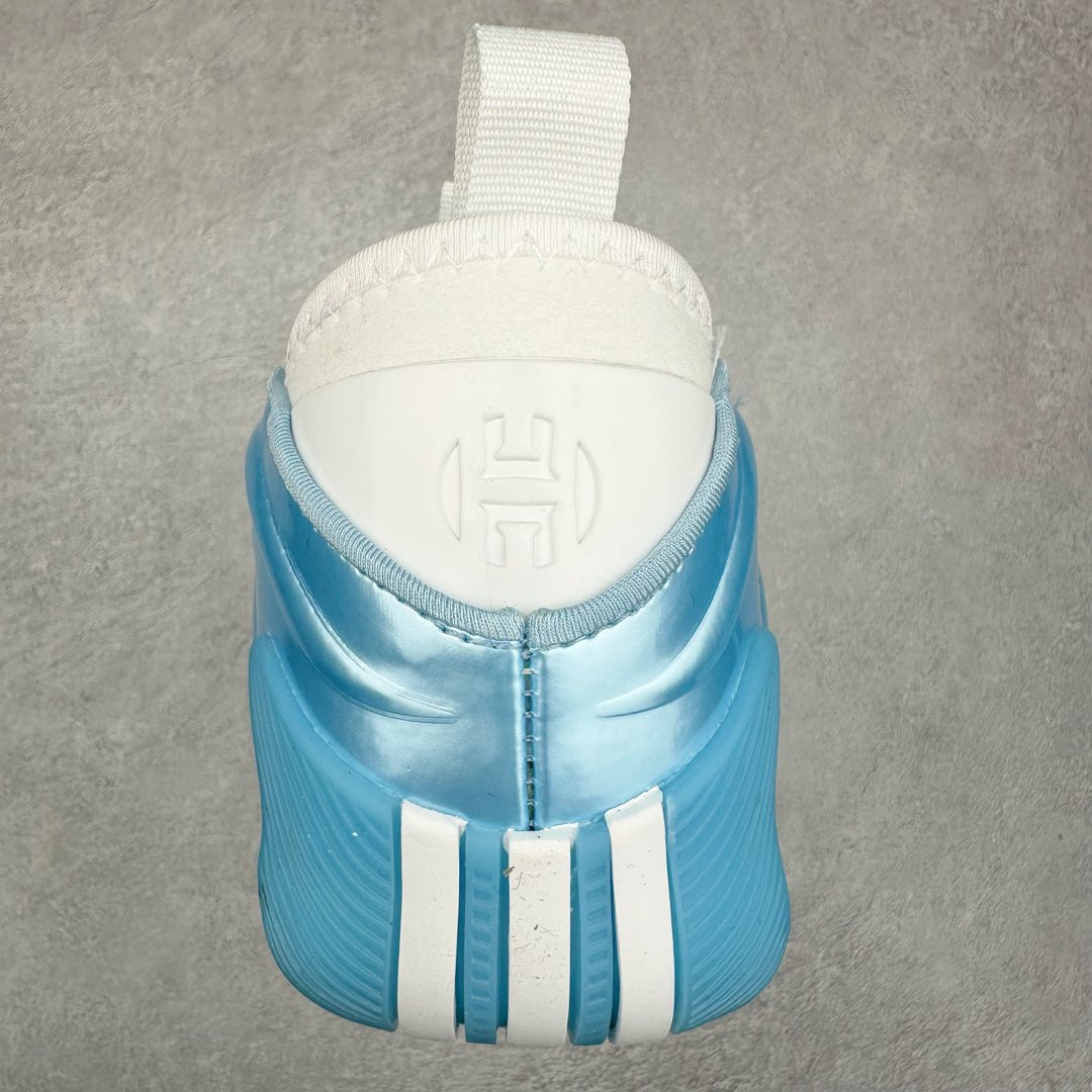 图片[8]-AD Harden Vol. 9 哈登九代签名篮球鞋 JH6485 以来极具未来感与复古风格的简洁设计语言，贯彻了 James Harden 本人在球场内外秉持的「Under No One」的态度与个性。鞋形轮廓采用了流线型设计，且没有多余的线条或元素，营造出一种极具速度感的视觉印象；鞋侧的三条纹在这次则是以野兽抓痕般的形态呈现，进一步强化了鞋款的战斗氛围的同时，更带来强烈的科幻感与战斗氛围。鞋身两侧的三条纹，不仅传达蕴含战斗气息的视觉美感，亦巧妙融入透气板设计提升穿着体验，在激烈赛况中兼顾轻质舒适与时尚气息；在中底部分则采用全掌 Lightboost 科技结合 Y 型抗扭片，为赛场提供轻量化的脚感与卓越的缓震回弹支持；大底分区纹路与外底上翻设计进一步强化抓地力，无论是在变向、突破还是起跳时都能够提供稳固的支撑，满足复杂赛场需求。除了将实战性能与时尚元素融合，Harden Vol 9 亦帮助提升球员的赛场表现的同时，也在场外传递 James Harden 不断进化，不断提升自我的无畏风格。尺码：41 42 42.5 43 44 44.5 45 46-选品中心