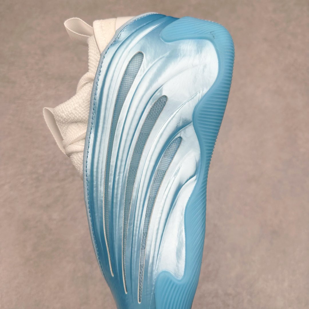 图片[7]-AD Harden Vol. 9 哈登九代签名篮球鞋 JH6485 以来极具未来感与复古风格的简洁设计语言，贯彻了 James Harden 本人在球场内外秉持的「Under No One」的态度与个性。鞋形轮廓采用了流线型设计，且没有多余的线条或元素，营造出一种极具速度感的视觉印象；鞋侧的三条纹在这次则是以野兽抓痕般的形态呈现，进一步强化了鞋款的战斗氛围的同时，更带来强烈的科幻感与战斗氛围。鞋身两侧的三条纹，不仅传达蕴含战斗气息的视觉美感，亦巧妙融入透气板设计提升穿着体验，在激烈赛况中兼顾轻质舒适与时尚气息；在中底部分则采用全掌 Lightboost 科技结合 Y 型抗扭片，为赛场提供轻量化的脚感与卓越的缓震回弹支持；大底分区纹路与外底上翻设计进一步强化抓地力，无论是在变向、突破还是起跳时都能够提供稳固的支撑，满足复杂赛场需求。除了将实战性能与时尚元素融合，Harden Vol 9 亦帮助提升球员的赛场表现的同时，也在场外传递 James Harden 不断进化，不断提升自我的无畏风格。尺码：41 42 42.5 43 44 44.5 45 46-选品中心