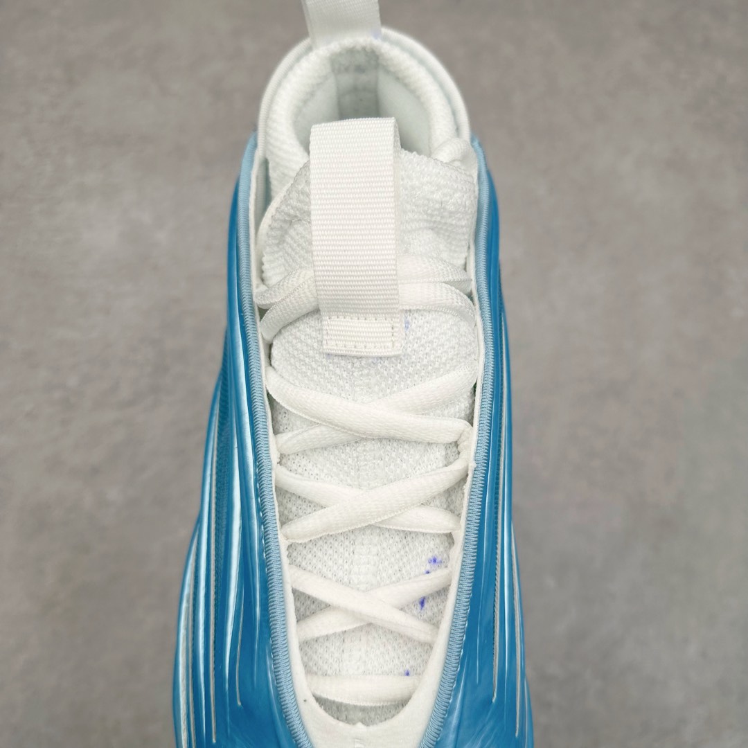 图片[5]-AD Harden Vol. 9 哈登九代签名篮球鞋 JH6485 以来极具未来感与复古风格的简洁设计语言，贯彻了 James Harden 本人在球场内外秉持的「Under No One」的态度与个性。鞋形轮廓采用了流线型设计，且没有多余的线条或元素，营造出一种极具速度感的视觉印象；鞋侧的三条纹在这次则是以野兽抓痕般的形态呈现，进一步强化了鞋款的战斗氛围的同时，更带来强烈的科幻感与战斗氛围。鞋身两侧的三条纹，不仅传达蕴含战斗气息的视觉美感，亦巧妙融入透气板设计提升穿着体验，在激烈赛况中兼顾轻质舒适与时尚气息；在中底部分则采用全掌 Lightboost 科技结合 Y 型抗扭片，为赛场提供轻量化的脚感与卓越的缓震回弹支持；大底分区纹路与外底上翻设计进一步强化抓地力，无论是在变向、突破还是起跳时都能够提供稳固的支撑，满足复杂赛场需求。除了将实战性能与时尚元素融合，Harden Vol 9 亦帮助提升球员的赛场表现的同时，也在场外传递 James Harden 不断进化，不断提升自我的无畏风格。尺码：41 42 42.5 43 44 44.5 45 46-选品中心