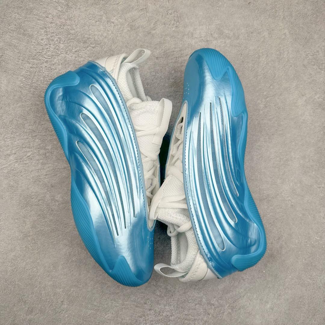 图片[3]-AD Harden Vol. 9 哈登九代签名篮球鞋 JH6485 以来极具未来感与复古风格的简洁设计语言，贯彻了 James Harden 本人在球场内外秉持的「Under No One」的态度与个性。鞋形轮廓采用了流线型设计，且没有多余的线条或元素，营造出一种极具速度感的视觉印象；鞋侧的三条纹在这次则是以野兽抓痕般的形态呈现，进一步强化了鞋款的战斗氛围的同时，更带来强烈的科幻感与战斗氛围。鞋身两侧的三条纹，不仅传达蕴含战斗气息的视觉美感，亦巧妙融入透气板设计提升穿着体验，在激烈赛况中兼顾轻质舒适与时尚气息；在中底部分则采用全掌 Lightboost 科技结合 Y 型抗扭片，为赛场提供轻量化的脚感与卓越的缓震回弹支持；大底分区纹路与外底上翻设计进一步强化抓地力，无论是在变向、突破还是起跳时都能够提供稳固的支撑，满足复杂赛场需求。除了将实战性能与时尚元素融合，Harden Vol 9 亦帮助提升球员的赛场表现的同时，也在场外传递 James Harden 不断进化，不断提升自我的无畏风格。尺码：41 42 42.5 43 44 44.5 45 46-选品中心