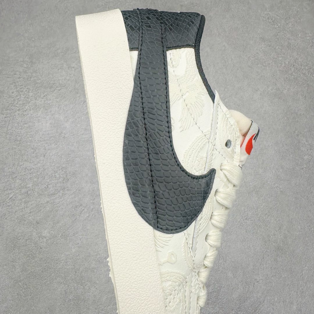 图片[6]-NK Blazer Low \’77 Jumbo 开拓者大钩 DN2158-0061 焕新升级经典 Blazer 鞋款 大号 Swoosh 突出新时代更加张扬的潮流感 对经典的又一次改良升级 大号 Swoosh 设计结合宽大鞋带 符合当下潮流意趣 橡胶外底融入凸起人字形底纹增添几分户外感觉 尺码：36 36.5 37.5 38 38.5 39 40 40.5 41 42 42.5 43 44 44.5 45-选品中心