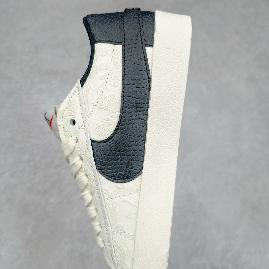 图片[7]-NK Blazer Low \’77 Jumbo 开拓者大钩 DN2158-0061 焕新升级经典 Blazer 鞋款 大号 Swoosh 突出新时代更加张扬的潮流感 对经典的又一次改良升级 大号 Swoosh 设计结合宽大鞋带 符合当下潮流意趣 橡胶外底融入凸起人字形底纹增添几分户外感觉 尺码：36 36.5 37.5 38 38.5 39 40 40.5 41 42 42.5 43 44 44.5 45-选品中心