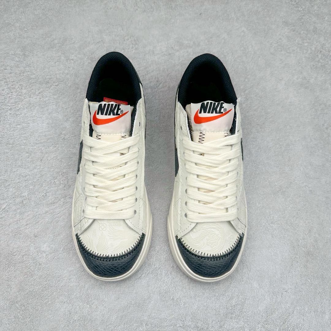 图片[2]-NK Blazer Low \’77 Jumbo 开拓者大钩 DN2158-0061 焕新升级经典 Blazer 鞋款 大号 Swoosh 突出新时代更加张扬的潮流感 对经典的又一次改良升级 大号 Swoosh 设计结合宽大鞋带 符合当下潮流意趣 橡胶外底融入凸起人字形底纹增添几分户外感觉 尺码：36 36.5 37.5 38 38.5 39 40 40.5 41 42 42.5 43 44 44.5 45-选品中心