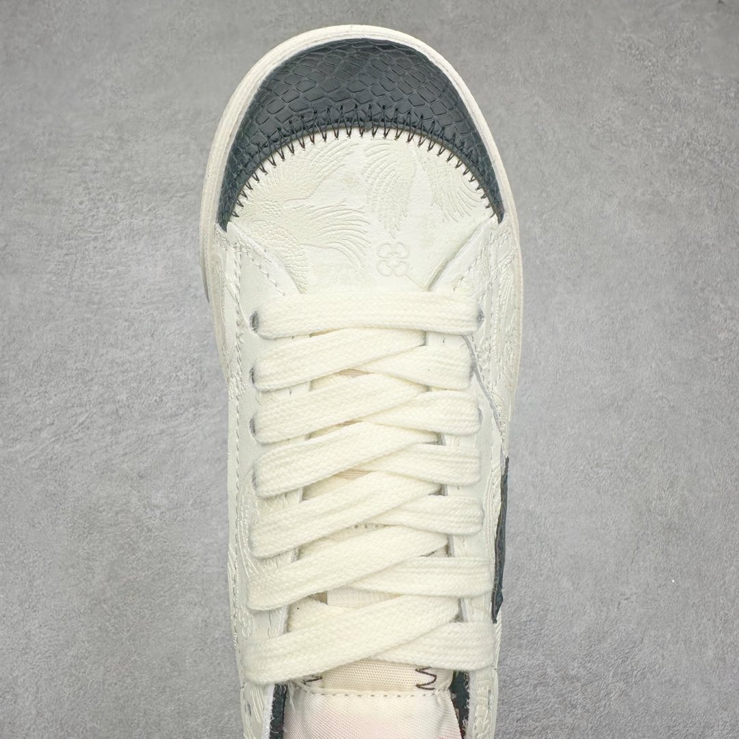 图片[4]-NK Blazer Low \’77 Jumbo 开拓者大钩 DN2158-0061 焕新升级经典 Blazer 鞋款 大号 Swoosh 突出新时代更加张扬的潮流感 对经典的又一次改良升级 大号 Swoosh 设计结合宽大鞋带 符合当下潮流意趣 橡胶外底融入凸起人字形底纹增添几分户外感觉 尺码：36 36.5 37.5 38 38.5 39 40 40.5 41 42 42.5 43 44 44.5 45-选品中心