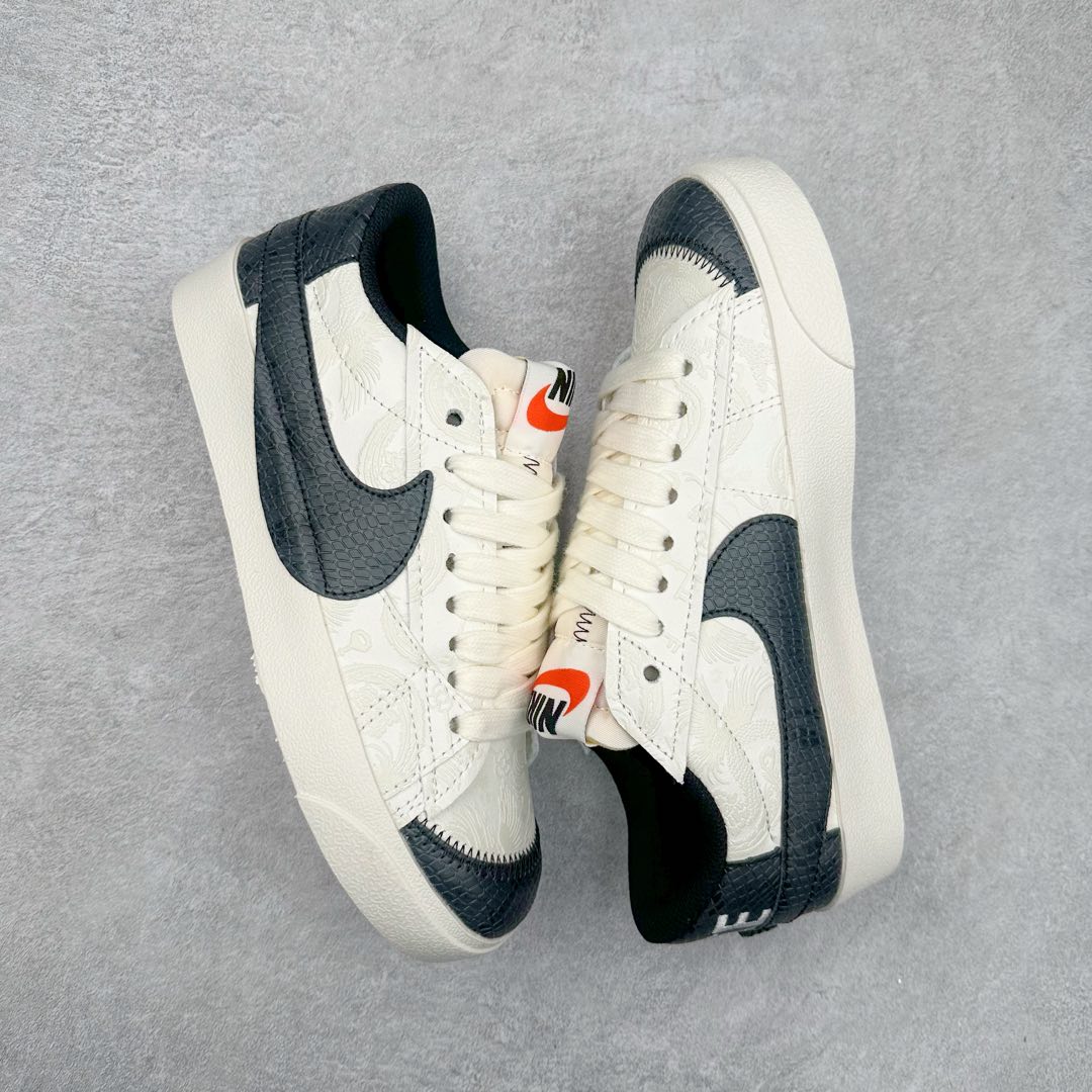 图片[3]-NK Blazer Low \’77 Jumbo 开拓者大钩 DN2158-0061 焕新升级经典 Blazer 鞋款 大号 Swoosh 突出新时代更加张扬的潮流感 对经典的又一次改良升级 大号 Swoosh 设计结合宽大鞋带 符合当下潮流意趣 橡胶外底融入凸起人字形底纹增添几分户外感觉 尺码：36 36.5 37.5 38 38.5 39 40 40.5 41 42 42.5 43 44 44.5 45-选品中心