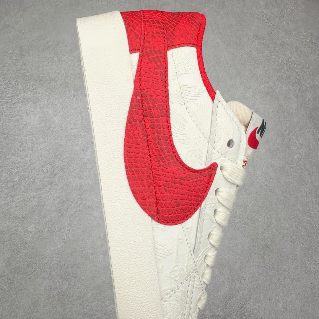 图片[6]-NK Blazer Low \’77 Jumbo 开拓者大钩 DN2158-006 焕新升级经典 Blazer 鞋款 大号 Swoosh 突出新时代更加张扬的潮流感 对经典的又一次改良升级 大号 Swoosh 设计结合宽大鞋带 符合当下潮流意趣 橡胶外底融入凸起人字形底纹增添几分户外感觉 尺码：36 36.5 37.5 38 38.5 39 40 40.5 41 42 42.5 43 44 44.5 45-选品中心