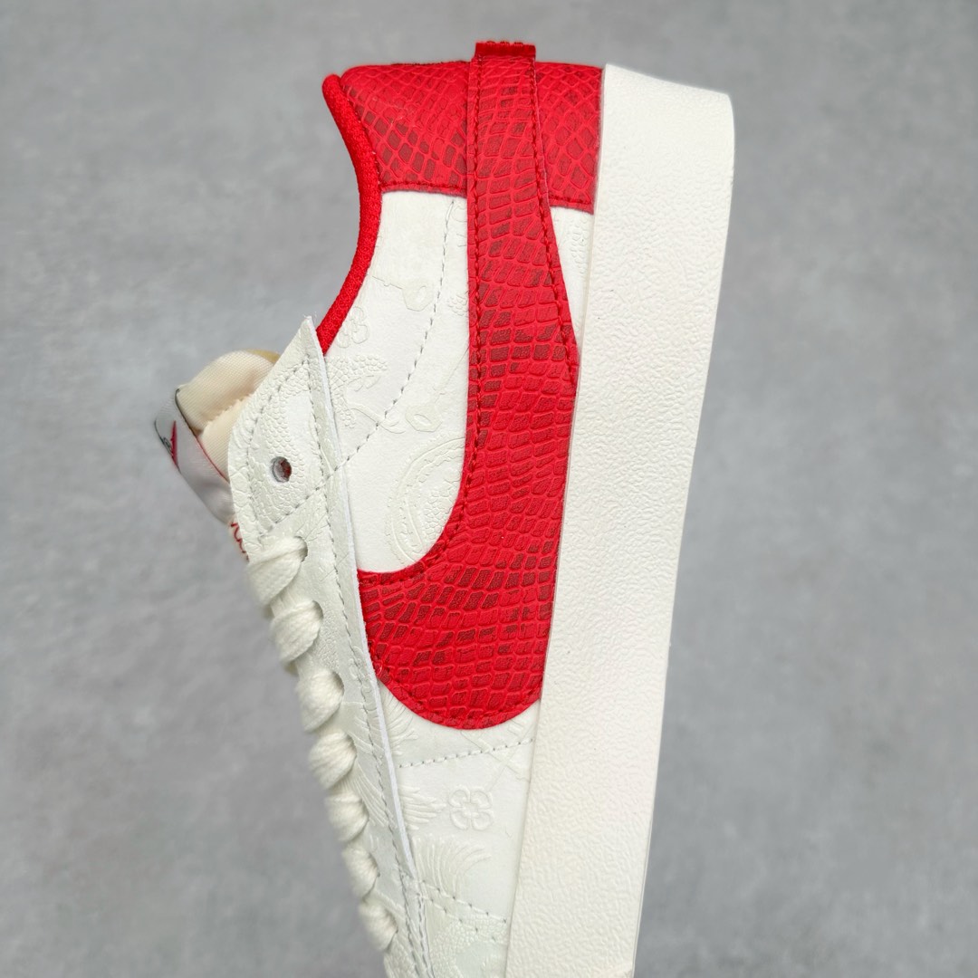 图片[7]-NK Blazer Low \’77 Jumbo 开拓者大钩 DN2158-006 焕新升级经典 Blazer 鞋款 大号 Swoosh 突出新时代更加张扬的潮流感 对经典的又一次改良升级 大号 Swoosh 设计结合宽大鞋带 符合当下潮流意趣 橡胶外底融入凸起人字形底纹增添几分户外感觉 尺码：36 36.5 37.5 38 38.5 39 40 40.5 41 42 42.5 43 44 44.5 45-选品中心