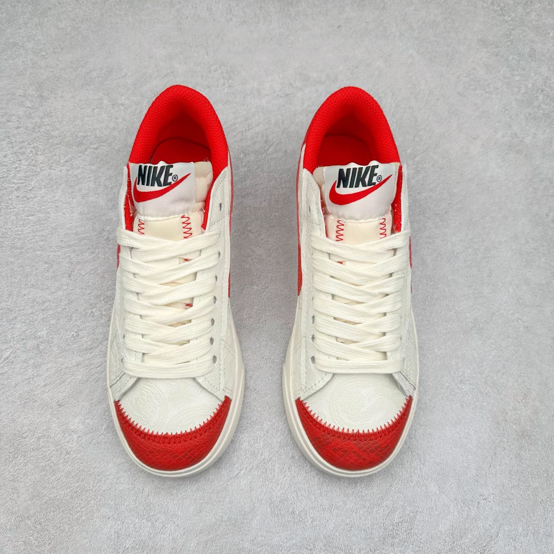 图片[2]-NK Blazer Low \’77 Jumbo 开拓者大钩 DN2158-006 焕新升级经典 Blazer 鞋款 大号 Swoosh 突出新时代更加张扬的潮流感 对经典的又一次改良升级 大号 Swoosh 设计结合宽大鞋带 符合当下潮流意趣 橡胶外底融入凸起人字形底纹增添几分户外感觉 尺码：36 36.5 37.5 38 38.5 39 40 40.5 41 42 42.5 43 44 44.5 45-选品中心