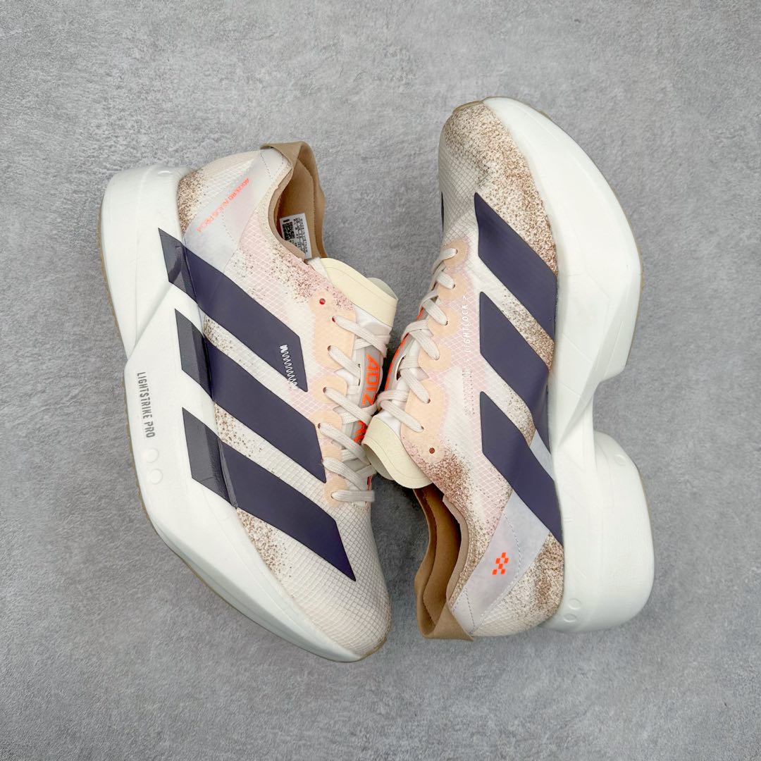 图片[3]-AD Adizero Eva SL M 零度进化版系列低帮轻便透气竞速休闲运动慢跑鞋 JR6357 相信大家对去年 adidas 横空出世的「顶级超跑」adiZero Adios Pro EVO 1 记忆犹新！不仅登顶阿迪史上最轻跑鞋宝座，更在接下来的全球马拉松赛事中，持续书写着惊人成绩，被网友戏称新一代「阿迪神鞋」全网刷屏！极简设计语言与强烈速度感和存在感的鞋侧三线，让人过目不忘，特别种草！其中定位于中长跑训练的 adidas Adizero Evo SL，整体外观造型与 adiZero Adios Pro EVO 1 非常相似。中底配置方面搭载全掌 Lightstrike Pro，鞋面采用透气网面示人，契合日常训练鞋的定位，更加耐用。外底给到了马牌橡胶，及类似上代竞速旗舰 adidas Adizero Adios Pro 3 区域分布。整体看下来无论是外观的鲜明辨识度，还是配置的扎实程度都很顶。尺码：36 36⅔ 37⅓ 38 38⅔ 39⅓ 40 40⅔ 41⅓ 42 42⅔ 43⅓ 44 45-选品中心