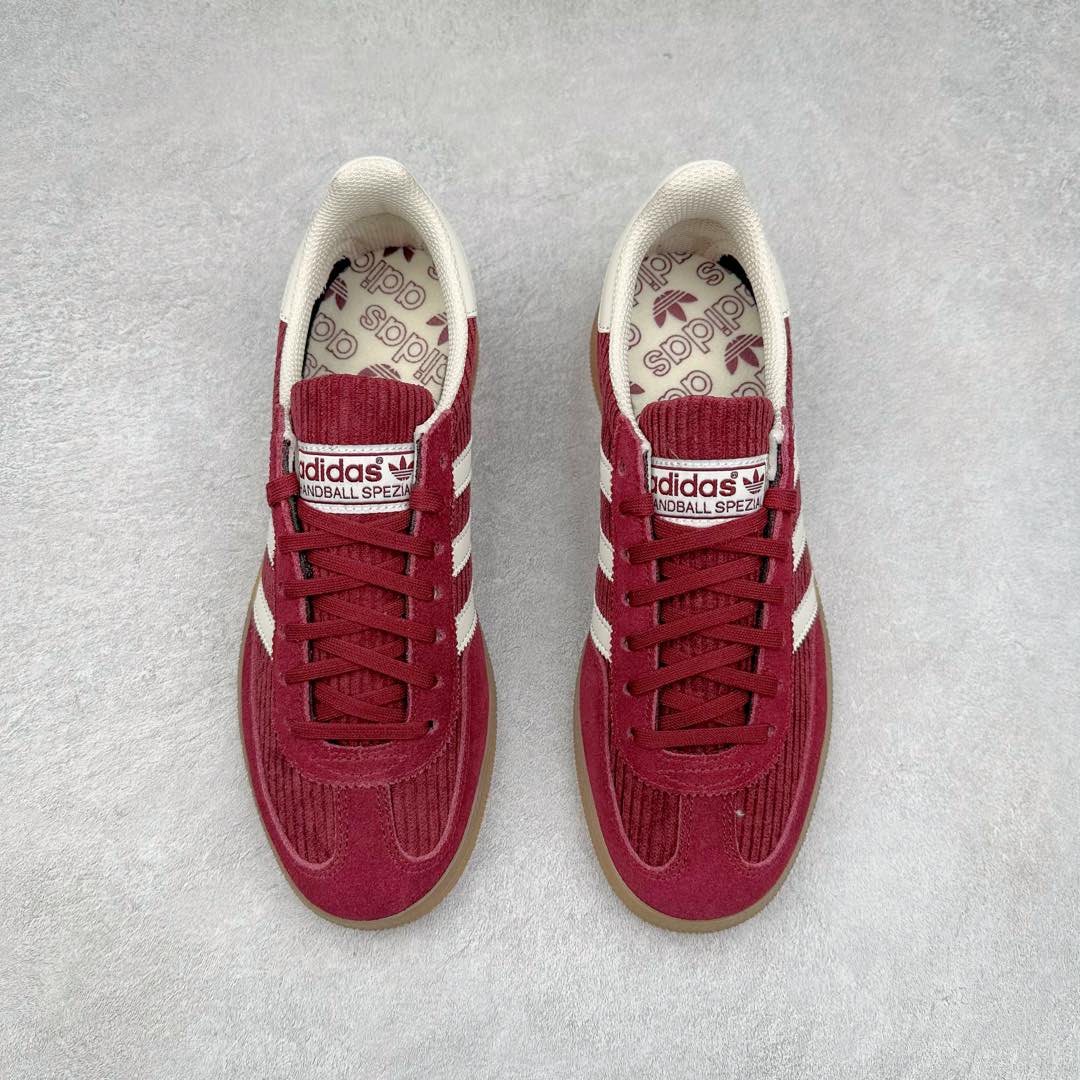 图片[2]-AD Originals Handball SPZL 手球运动员系列百搭休闲运动板鞋 IG1978 这款来自阿迪达斯的这款HANDBALL SPZL前身是一双手球运动鞋，这一次拿来复刻，所以鞋面的主要色彩选用了黑色， 鞋面外侧除了Spezial字母之外还有三叶草标志。Handball SPZL作为复古手球训练鞋与作为室内足球鞋的Samba有着异曲同工之处，但是质感更为出众的鞋身以及丰富的配色选择比起Samba来讲可以说是更胜一筹了！尺码：36 36⅔ 37⅓ 38 38⅔ 39⅓ 40 40⅔ 41⅓ 42 42⅔ 43⅓ 44 45-选品中心