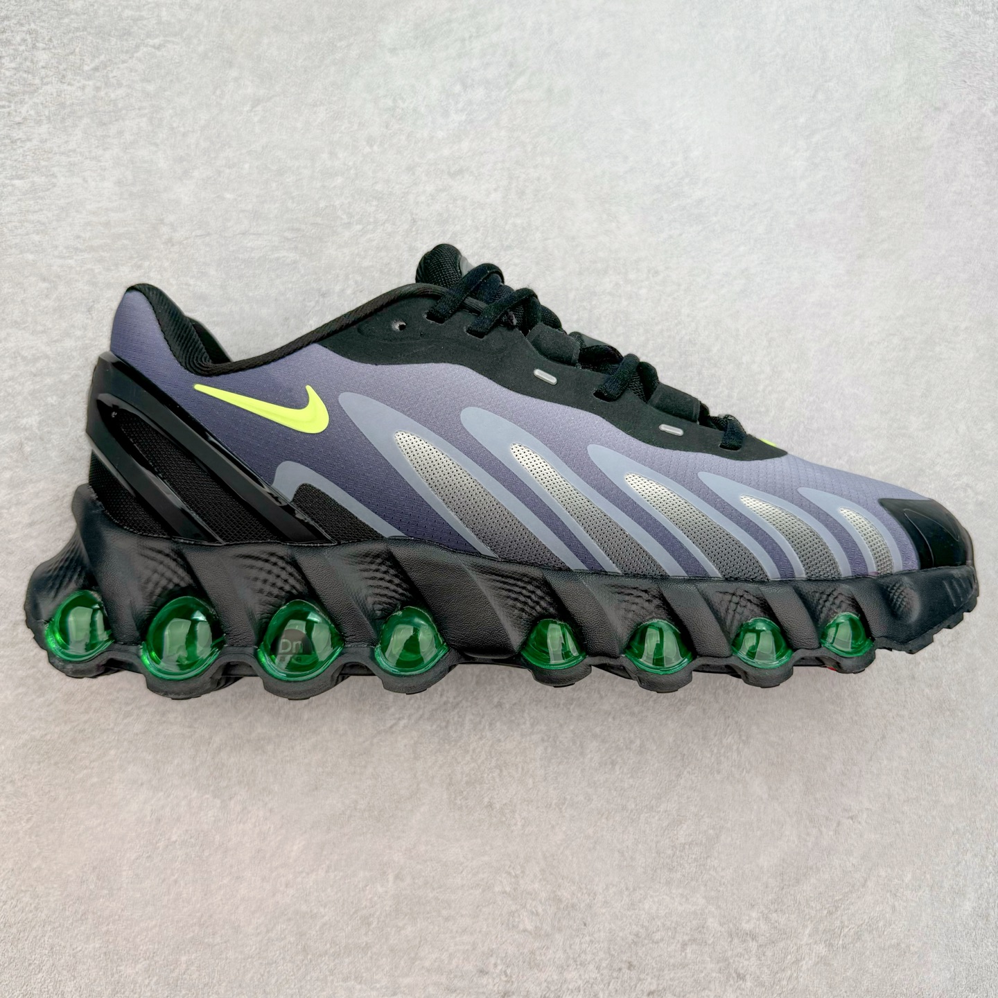 NK Air Max DN8 全掌科技气垫缓震运动跑鞋 FQ7860-003 DN8的核心亮点在于其八腔气垫结构 根据不同部位设定的气压值专为行走设计 提供卓越的舒适感 鞋面的设计让人联想到上世纪90年代末至2000年代初的多款Air Max 中底上系列圆形孔洞引发了热议 不少人将其与竞争品牌的缓震技术进行比较 例如K-SWISS 2010年代初推出的Tubes技 及以多孔鞋底闻名的品牌 尺码：36 36.5 37.5 38 38.5 39 40 40.5 41 42 42.5 43 44 44.5 45-选品中心