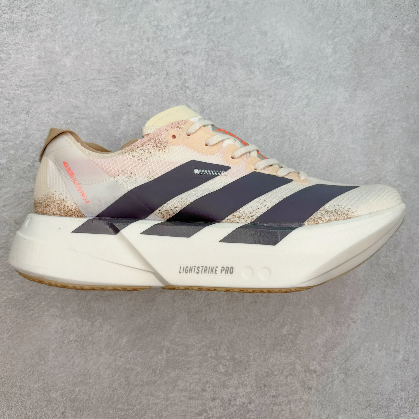 AD Adizero Eva SL M 零度进化版系列低帮轻便透气竞速休闲运动慢跑鞋 JR6357 相信大家对去年 adidas 横空出世的「顶级超跑」adiZero Adios Pro EVO 1 记忆犹新！不仅登顶阿迪史上最轻跑鞋宝座，更在接下来的全球马拉松赛事中，持续书写着惊人成绩，被网友戏称新一代「阿迪神鞋」全网刷屏！极简设计语言与强烈速度感和存在感的鞋侧三线，让人过目不忘，特别种草！其中定位于中长跑训练的 adidas Adizero Evo SL，整体外观造型与 adiZero Adios Pro EVO 1 非常相似。中底配置方面搭载全掌 Lightstrike Pro，鞋面采用透气网面示人，契合日常训练鞋的定位，更加耐用。外底给到了马牌橡胶，及类似上代竞速旗舰 adidas Adizero Adios Pro 3 区域分布。整体看下来无论是外观的鲜明辨识度，还是配置的扎实程度都很顶。尺码：36 36⅔ 37⅓ 38 38⅔ 39⅓ 40 40⅔ 41⅓ 42 42⅔ 43⅓ 44 45-选品中心