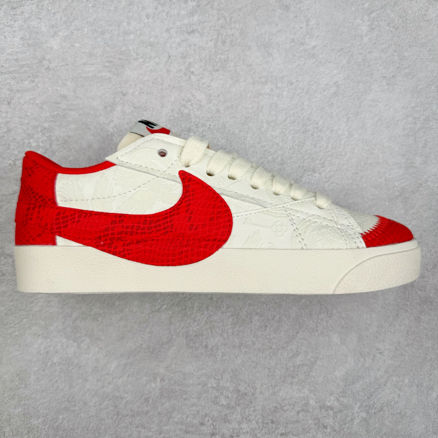 NK Blazer Low \’77 Jumbo 开拓者大钩 DN2158-006 焕新升级经典 Blazer 鞋款 大号 Swoosh 突出新时代更加张扬的潮流感 对经典的又一次改良升级 大号 Swoosh 设计结合宽大鞋带 符合当下潮流意趣 橡胶外底融入凸起人字形底纹增添几分户外感觉 尺码：36 36.5 37.5 38 38.5 39 40 40.5 41 42 42.5 43 44 44.5 45-选品中心