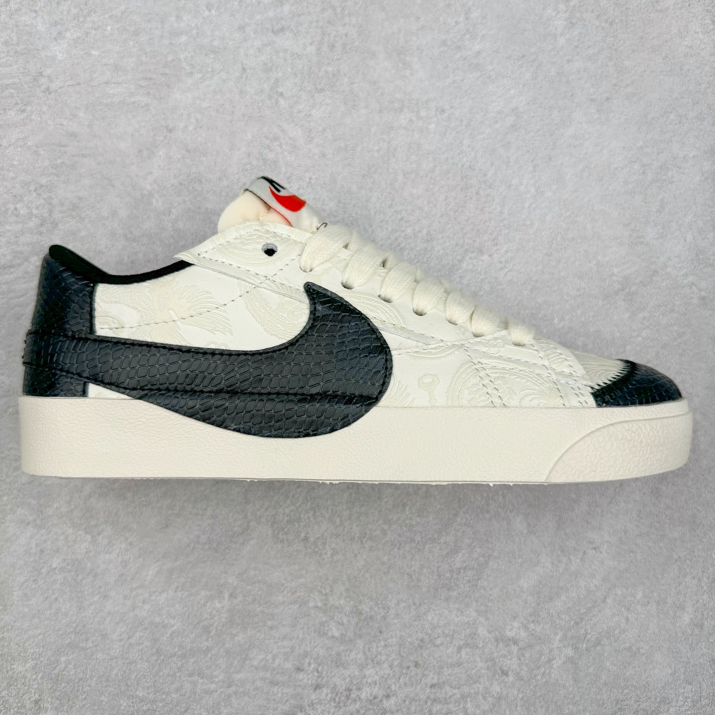 NK Blazer Low \’77 Jumbo 开拓者大钩 DN2158-0061 焕新升级经典 Blazer 鞋款 大号 Swoosh 突出新时代更加张扬的潮流感 对经典的又一次改良升级 大号 Swoosh 设计结合宽大鞋带 符合当下潮流意趣 橡胶外底融入凸起人字形底纹增添几分户外感觉 尺码：36 36.5 37.5 38 38.5 39 40 40.5 41 42 42.5 43 44 44.5 45-选品中心