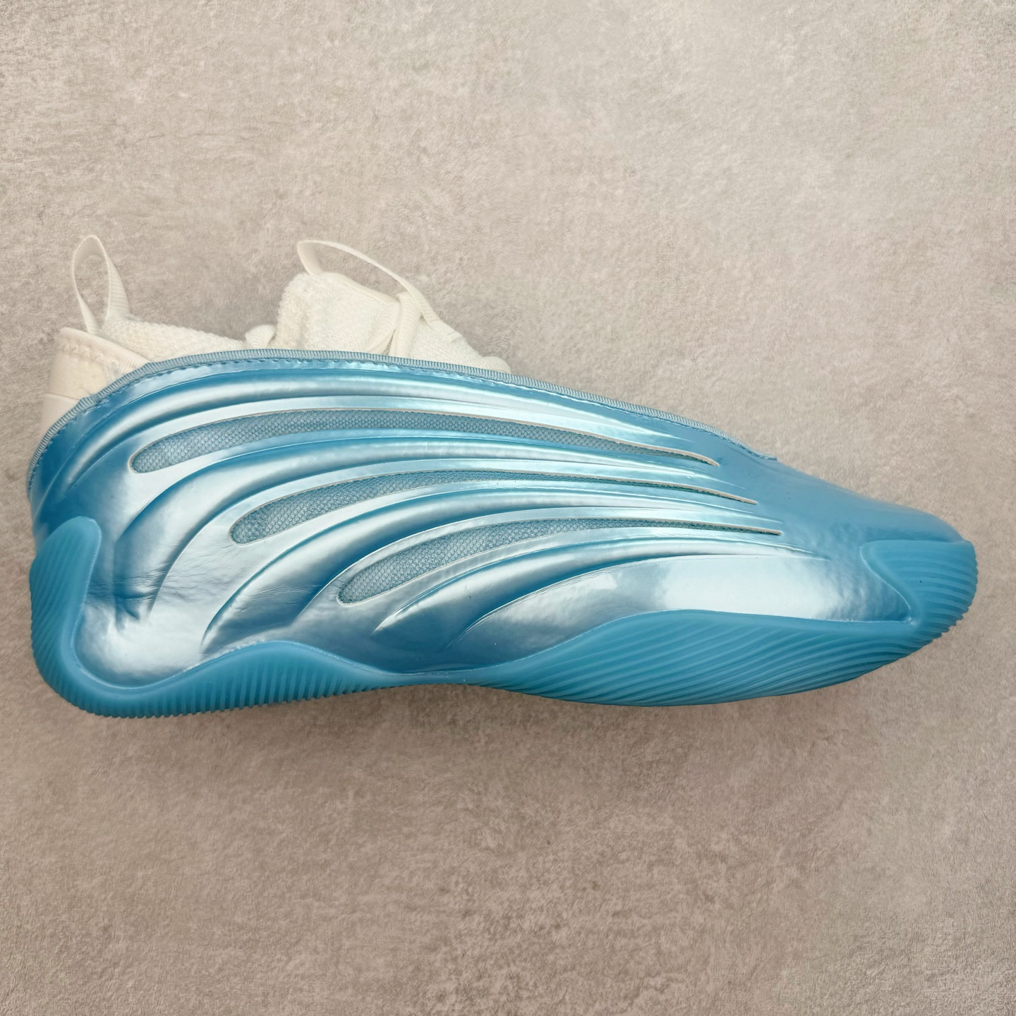 AD Harden Vol. 9 哈登九代签名篮球鞋 JH6485 以来极具未来感与复古风格的简洁设计语言，贯彻了 James Harden 本人在球场内外秉持的「Under No One」的态度与个性。鞋形轮廓采用了流线型设计，且没有多余的线条或元素，营造出一种极具速度感的视觉印象；鞋侧的三条纹在这次则是以野兽抓痕般的形态呈现，进一步强化了鞋款的战斗氛围的同时，更带来强烈的科幻感与战斗氛围。鞋身两侧的三条纹，不仅传达蕴含战斗气息的视觉美感，亦巧妙融入透气板设计提升穿着体验，在激烈赛况中兼顾轻质舒适与时尚气息；在中底部分则采用全掌 Lightboost 科技结合 Y 型抗扭片，为赛场提供轻量化的脚感与卓越的缓震回弹支持；大底分区纹路与外底上翻设计进一步强化抓地力，无论是在变向、突破还是起跳时都能够提供稳固的支撑，满足复杂赛场需求。除了将实战性能与时尚元素融合，Harden Vol 9 亦帮助提升球员的赛场表现的同时，也在场外传递 James Harden 不断进化，不断提升自我的无畏风格。尺码：41 42 42.5 43 44 44.5 45 46-选品中心