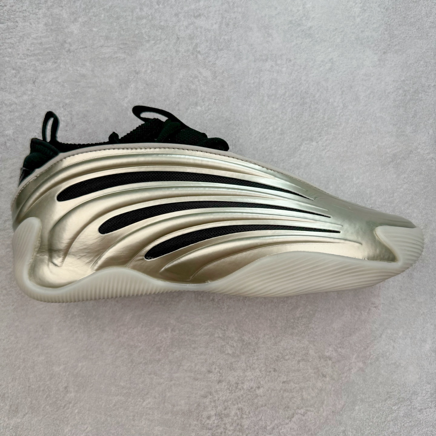 AD Harden Vol. 9 哈登九代签名篮球鞋 JH6488 以来极具未来感与复古风格的简洁设计语言，贯彻了 James Harden 本人在球场内外秉持的「Under No One」的态度与个性。鞋形轮廓采用了流线型设计，且没有多余的线条或元素，营造出一种极具速度感的视觉印象；鞋侧的三条纹在这次则是以野兽抓痕般的形态呈现，进一步强化了鞋款的战斗氛围的同时，更带来强烈的科幻感与战斗氛围。鞋身两侧的三条纹，不仅传达蕴含战斗气息的视觉美感，亦巧妙融入透气板设计提升穿着体验，在激烈赛况中兼顾轻质舒适与时尚气息；在中底部分则采用全掌 Lightboost 科技结合 Y 型抗扭片，为赛场提供轻量化的脚感与卓越的缓震回弹支持；大底分区纹路与外底上翻设计进一步强化抓地力，无论是在变向、突破还是起跳时都能够提供稳固的支撑，满足复杂赛场需求。除了将实战性能与时尚元素融合，Harden Vol 9 亦帮助提升球员的赛场表现的同时，也在场外传递 James Harden 不断进化，不断提升自我的无畏风格。尺码：41 42 42.5 43 44 44.5 45 46-选品中心