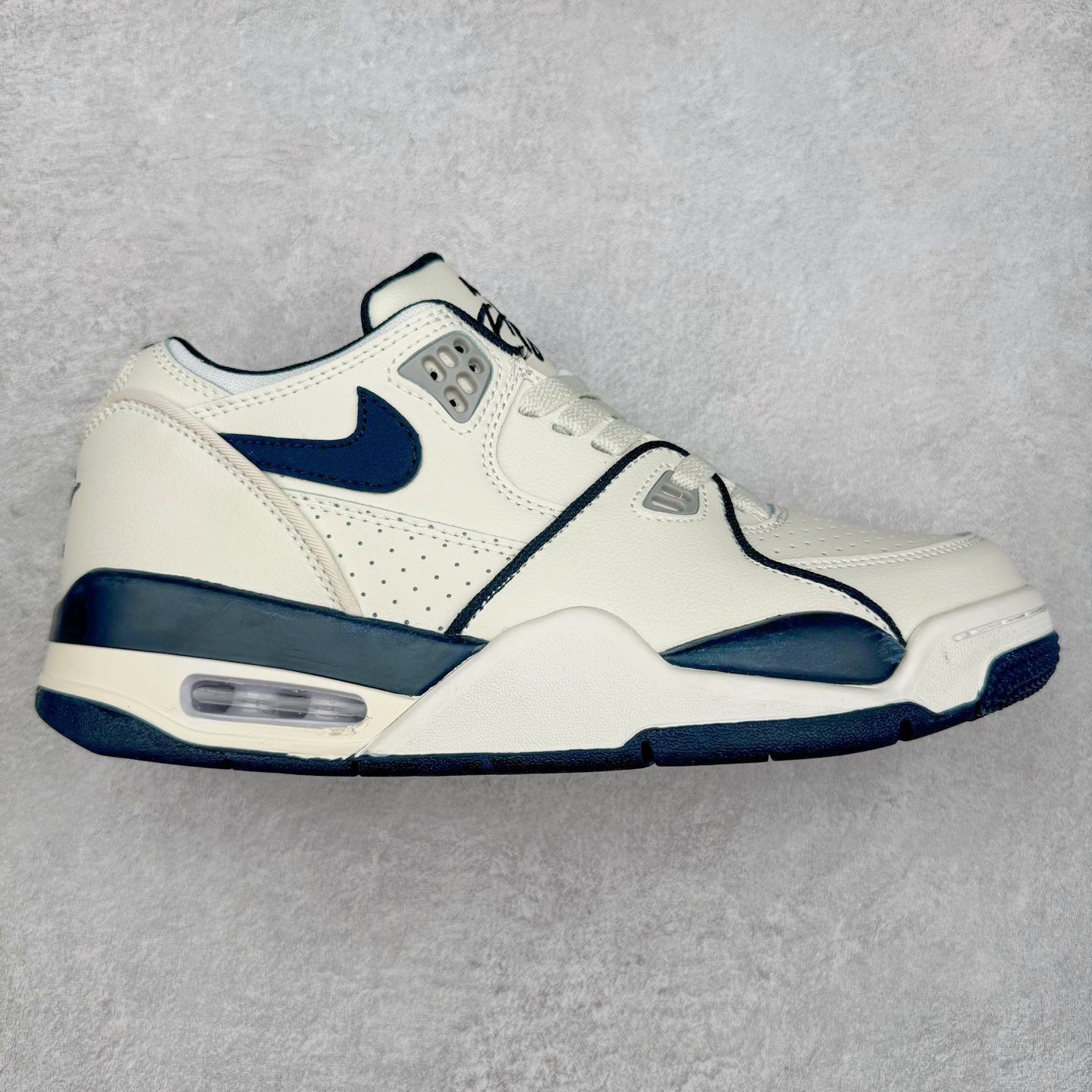 NK Air Flight AJ89 复古运动鞋 AJ4兄弟款系列篮球鞋 FZ3045-002 重塑80年代后期非凡篮球战靴的经典风范,利落皮革结构搭载卓越缓震系统 重现传世经典的卓越性能 取用皮革与合成材质组合鞋面 简约利落潮流运动 尺码：36 36.5 37.5 38 38.5 39 40 40.5 41 42 42.5 43 44 44.5 45 46-选品中心