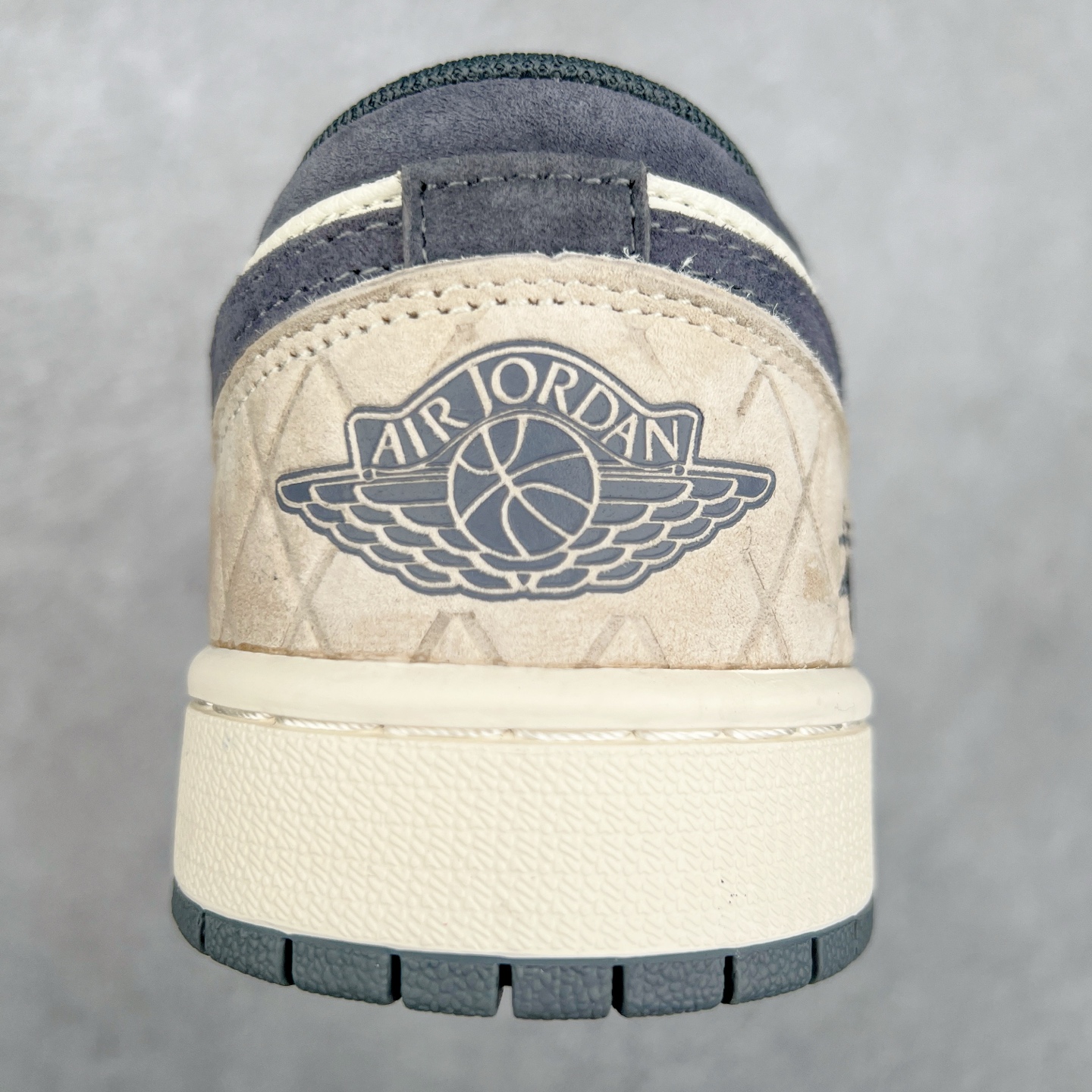 图片[8]-Air Jordan AJ1 Low 低帮定制 DM9188-014 原厂内置气垫魔块 A模大底 头层小牛皮 鞋舌AJ原厂专用牛津布+AJ专用反口珍珠布+原厂无杂质高弹内里海棉+特殊封边弹力鞋带 尺码：36 36.5 37.5 38 38.5 39 40 40.5 41 42 42.5 43 44 44.5 45 46 47.5-选品中心