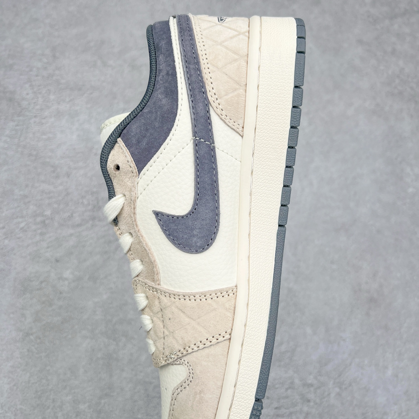 图片[7]-Air Jordan AJ1 Low 低帮定制 DM9188-014 原厂内置气垫魔块 A模大底 头层小牛皮 鞋舌AJ原厂专用牛津布+AJ专用反口珍珠布+原厂无杂质高弹内里海棉+特殊封边弹力鞋带 尺码：36 36.5 37.5 38 38.5 39 40 40.5 41 42 42.5 43 44 44.5 45 46 47.5-选品中心