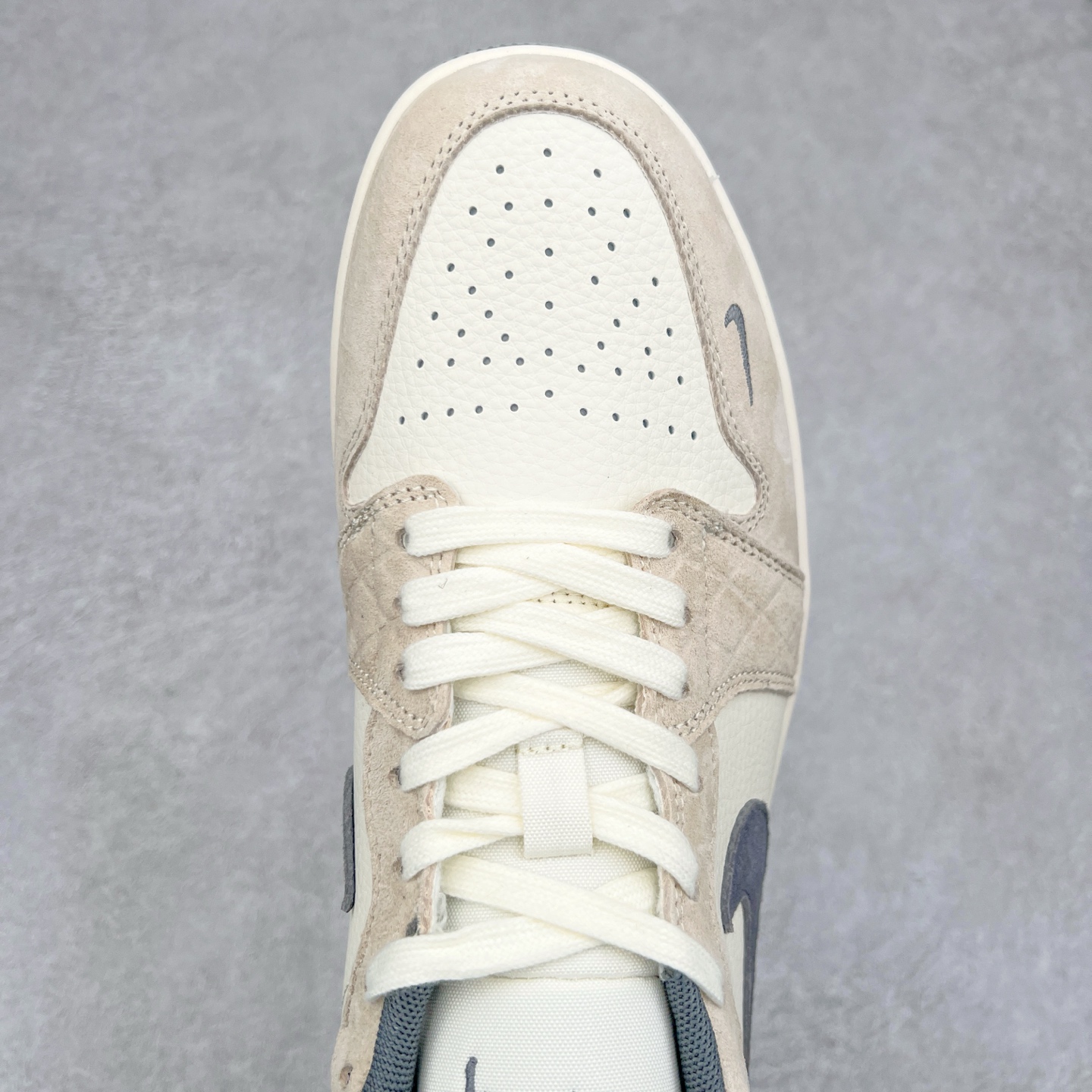 图片[4]-Air Jordan AJ1 Low 低帮定制 DM9188-014 原厂内置气垫魔块 A模大底 头层小牛皮 鞋舌AJ原厂专用牛津布+AJ专用反口珍珠布+原厂无杂质高弹内里海棉+特殊封边弹力鞋带 尺码：36 36.5 37.5 38 38.5 39 40 40.5 41 42 42.5 43 44 44.5 45 46 47.5-选品中心