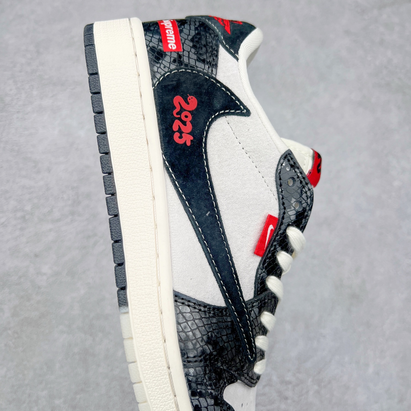 图片[6]-TS x Air Jordan AJ1 Low 倒钩低帮联名定制配色 DM9288-010 原厂内置气垫魔块 A模大底 头层小牛皮 鞋舌AJ原厂专用牛津布+AJ专用反口珍珠布+原厂无杂质高弹内里海棉+特殊封边弹力鞋带 尺码：36 36.5 37.5 38 38.5 39 40 40.5 41 42 42.5 43 44 44.5 45 46 47.5-选品中心