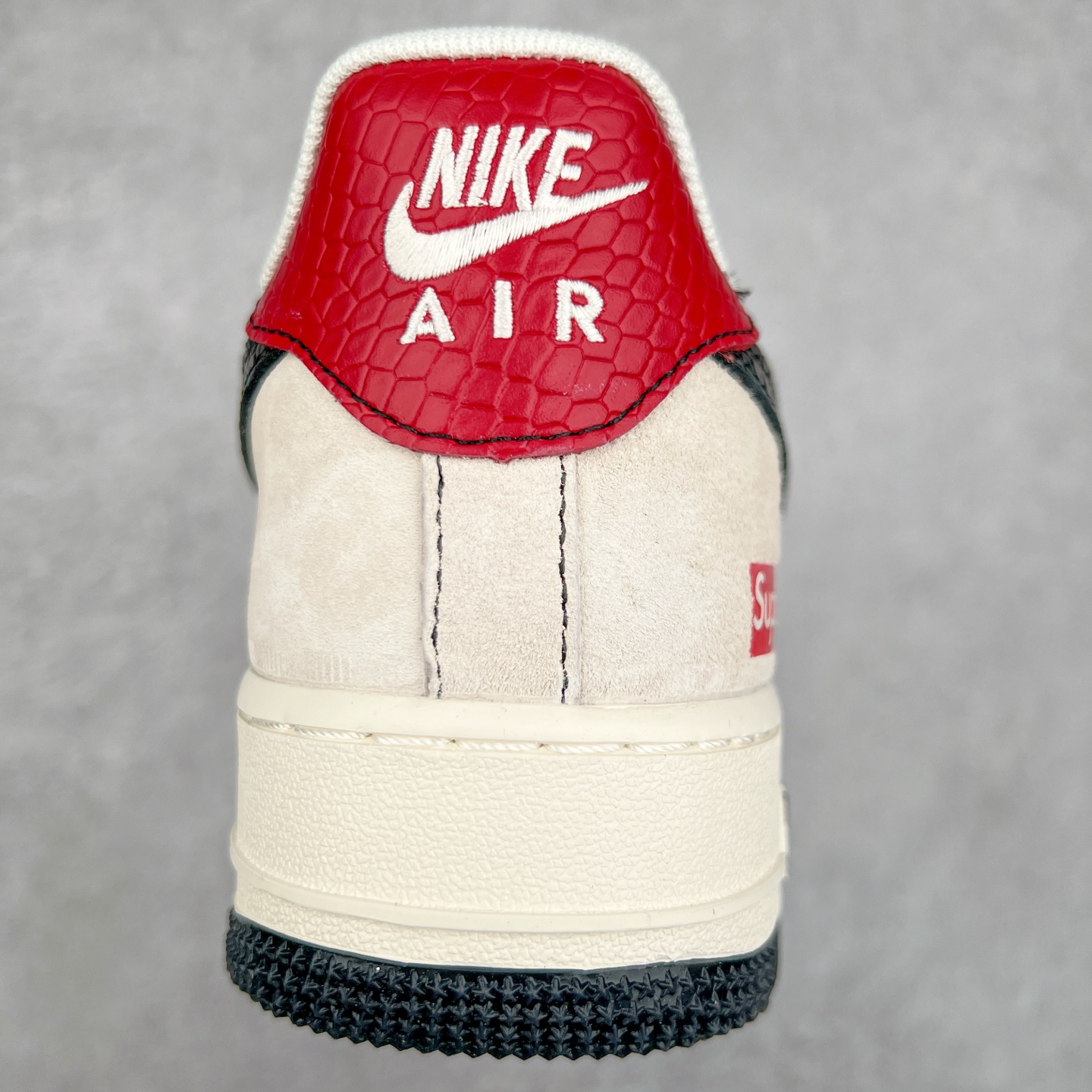 图片[8]-NK Air Force 1´07 Low 空军一号低帮百搭休闲运动板鞋 HH7518-033 柔软、弹性十足的缓震性能和出色的中底设计 横跨复古与现代的外型结合 造就出风靡全球 三十多年的Force 1 直到今天还深受青睐 尺码：36 36.5 37.5 38 38.5 39 40 40.5 41 42 42.5 43 44 44.5 45-选品中心