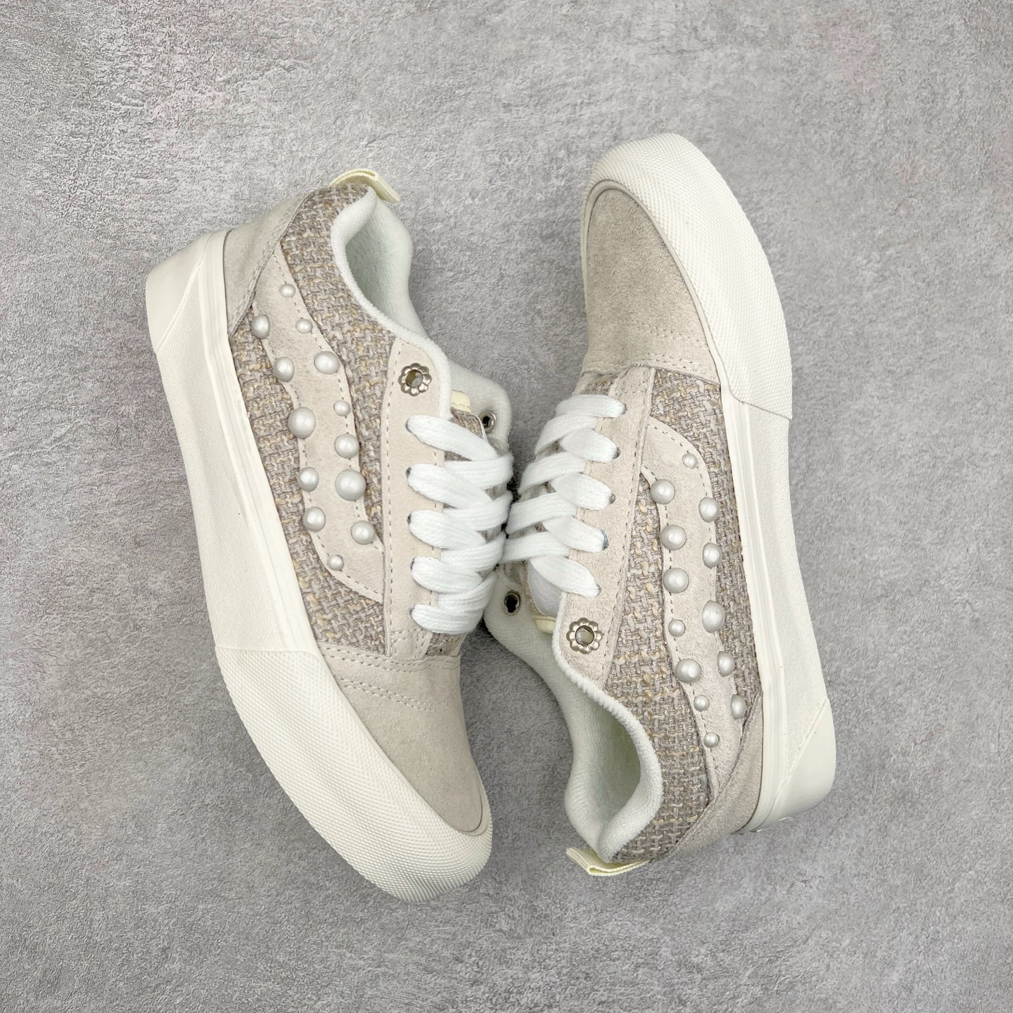 图片[3]-Vans | 敢爱敢出 麻布珍珠 蛇年生肖款出货‼️ 小心巨蛇出没！Vans蛇年开启生肖系列新轮回为了迎接农历新年，Vans 也通过自家设计师推出一整套 Vans蛇年限定鞋服系列，并用非常具象化“蛇”的元素来呈现整套鞋款的设计。 Knu Skool 在这双鞋中是绝对是最简约的，全身通过麻布与麂皮拼接而成。Vans 将蛇的特质融入系列设计中，旨在鼓励每个人拥抱自我、忠于自我并热爱自我，勇敢进行创意自我表达。尺码：35 36 36.5 37 38 38.5 39 40 40.5 41 42 42.5 43 44 45-选品中心