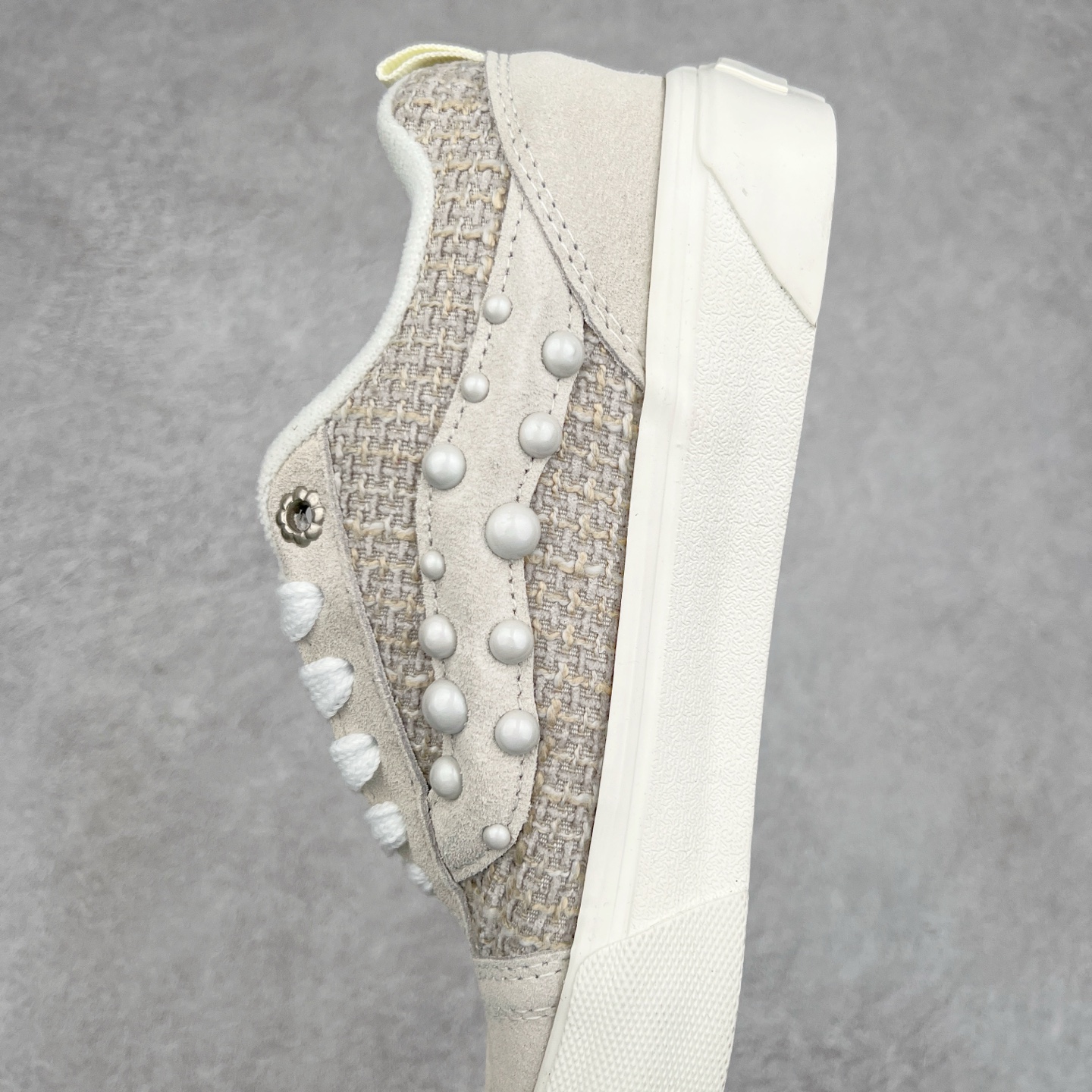 图片[7]-Vans | 敢爱敢出 麻布珍珠 蛇年生肖款出货‼️ 小心巨蛇出没！Vans蛇年开启生肖系列新轮回为了迎接农历新年，Vans 也通过自家设计师推出一整套 Vans蛇年限定鞋服系列，并用非常具象化“蛇”的元素来呈现整套鞋款的设计。 Knu Skool 在这双鞋中是绝对是最简约的，全身通过麻布与麂皮拼接而成。Vans 将蛇的特质融入系列设计中，旨在鼓励每个人拥抱自我、忠于自我并热爱自我，勇敢进行创意自我表达。尺码：35 36 36.5 37 38 38.5 39 40 40.5 41 42 42.5 43 44 45-选品中心