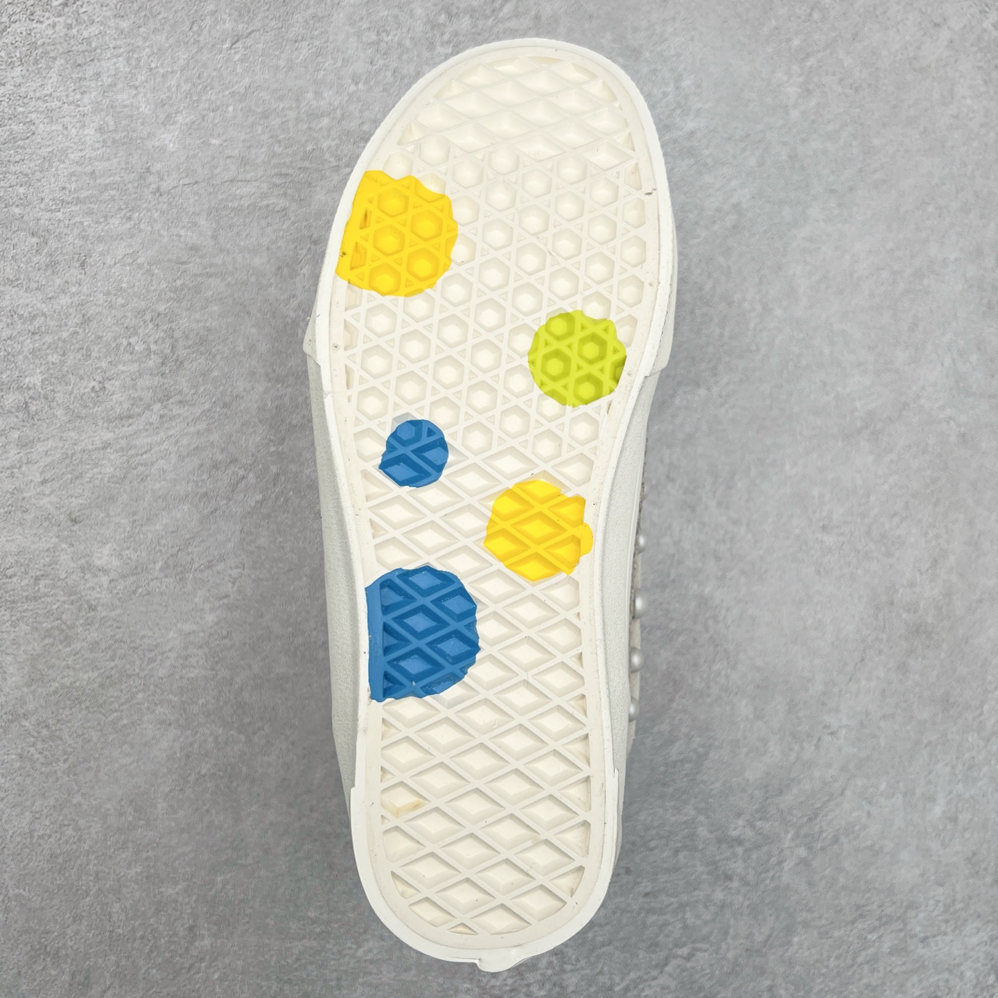 图片[9]-Vans | 敢爱敢出 麻布珍珠 蛇年生肖款出货‼️ 小心巨蛇出没！Vans蛇年开启生肖系列新轮回为了迎接农历新年，Vans 也通过自家设计师推出一整套 Vans蛇年限定鞋服系列，并用非常具象化“蛇”的元素来呈现整套鞋款的设计。 Knu Skool 在这双鞋中是绝对是最简约的，全身通过麻布与麂皮拼接而成。Vans 将蛇的特质融入系列设计中，旨在鼓励每个人拥抱自我、忠于自我并热爱自我，勇敢进行创意自我表达。尺码：35 36 36.5 37 38 38.5 39 40 40.5 41 42 42.5 43 44 45-选品中心