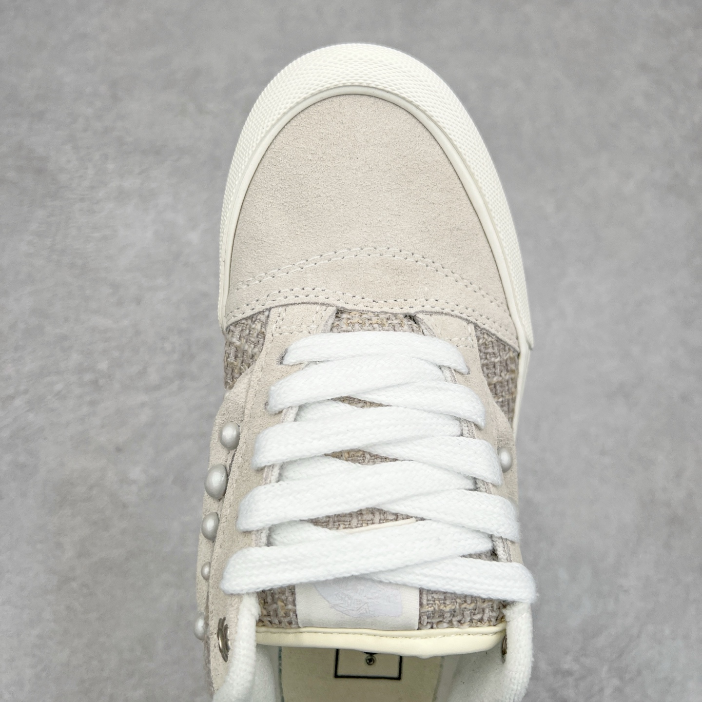 图片[4]-Vans | 敢爱敢出 麻布珍珠 蛇年生肖款出货‼️ 小心巨蛇出没！Vans蛇年开启生肖系列新轮回为了迎接农历新年，Vans 也通过自家设计师推出一整套 Vans蛇年限定鞋服系列，并用非常具象化“蛇”的元素来呈现整套鞋款的设计。 Knu Skool 在这双鞋中是绝对是最简约的，全身通过麻布与麂皮拼接而成。Vans 将蛇的特质融入系列设计中，旨在鼓励每个人拥抱自我、忠于自我并热爱自我，勇敢进行创意自我表达。尺码：35 36 36.5 37 38 38.5 39 40 40.5 41 42 42.5 43 44 45-选品中心